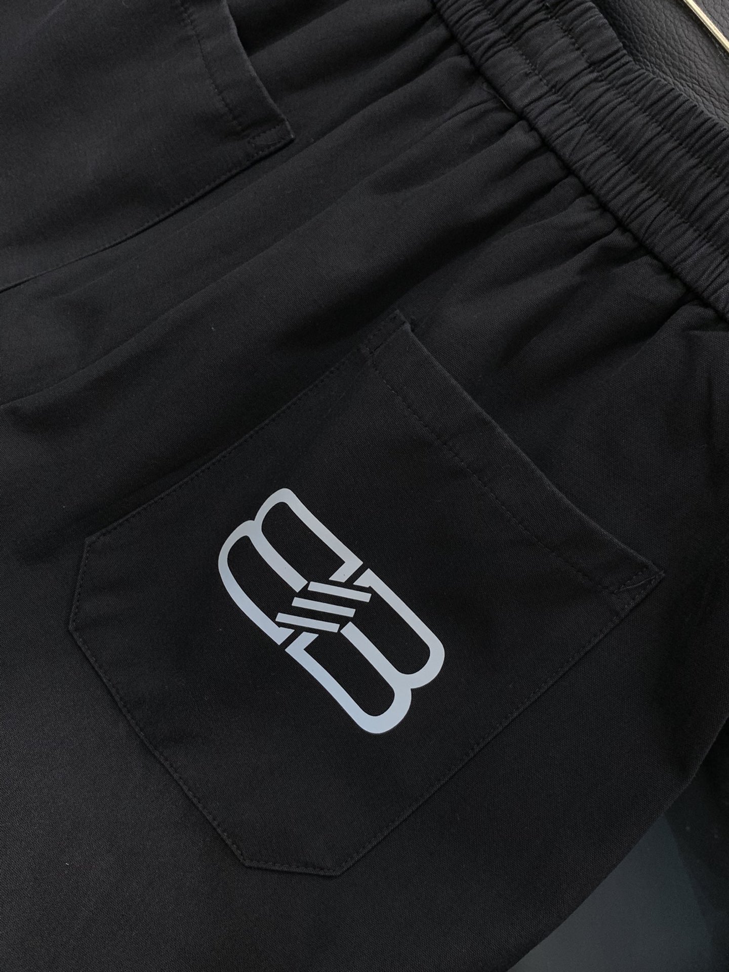 ，Balenciaga 巴黎世家，2025秋季最新品，专柜同步有售，原单狠货，时尚休闲裤，进口原版水洗弹