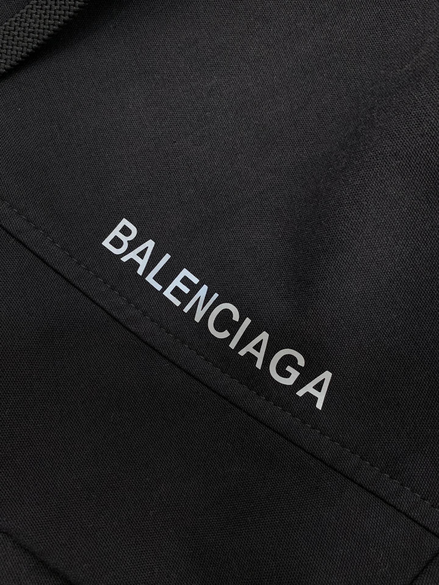 ，Balenciaga 巴黎世家，2025秋季最新品，专柜同步有售，原单狠货，时尚休闲裤，进口原版水洗弹