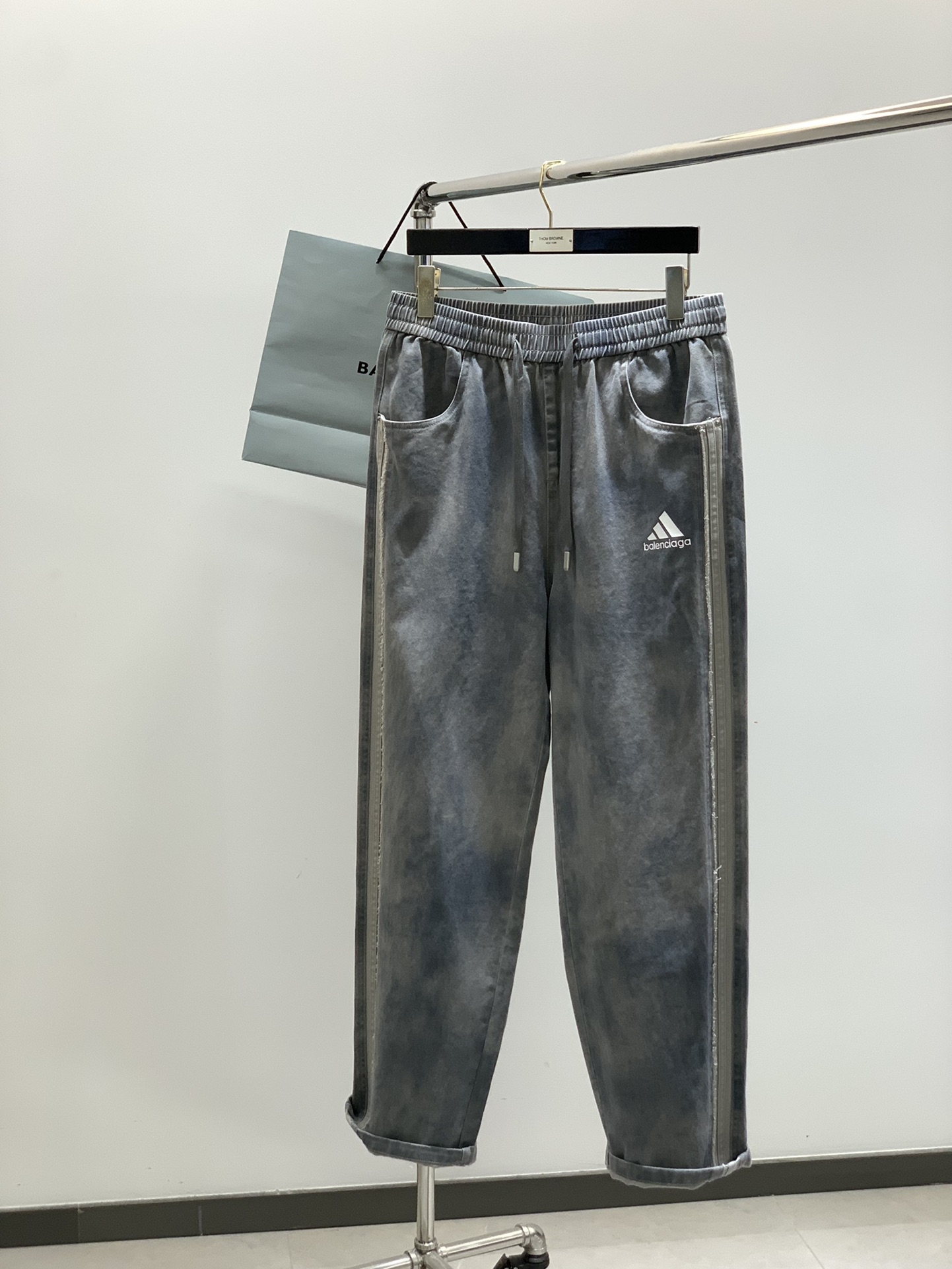 Balenciaga Pantalon de survêtement en jean délavé avec logo imprimé