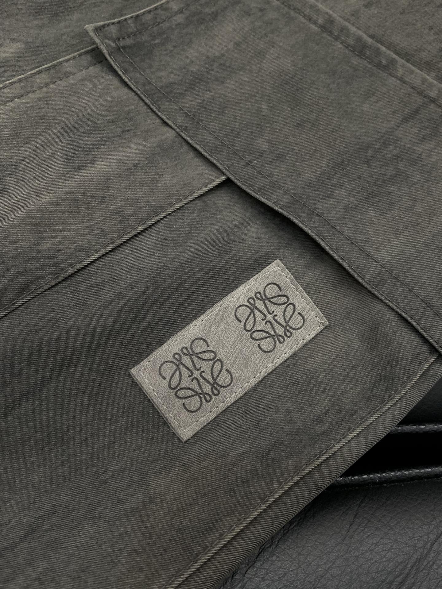 ，Loewe 罗意威，2025秋季最新款，时尚休闲裤，原单狠货，简约舒适，版型不挑人，采用进口原版面料，