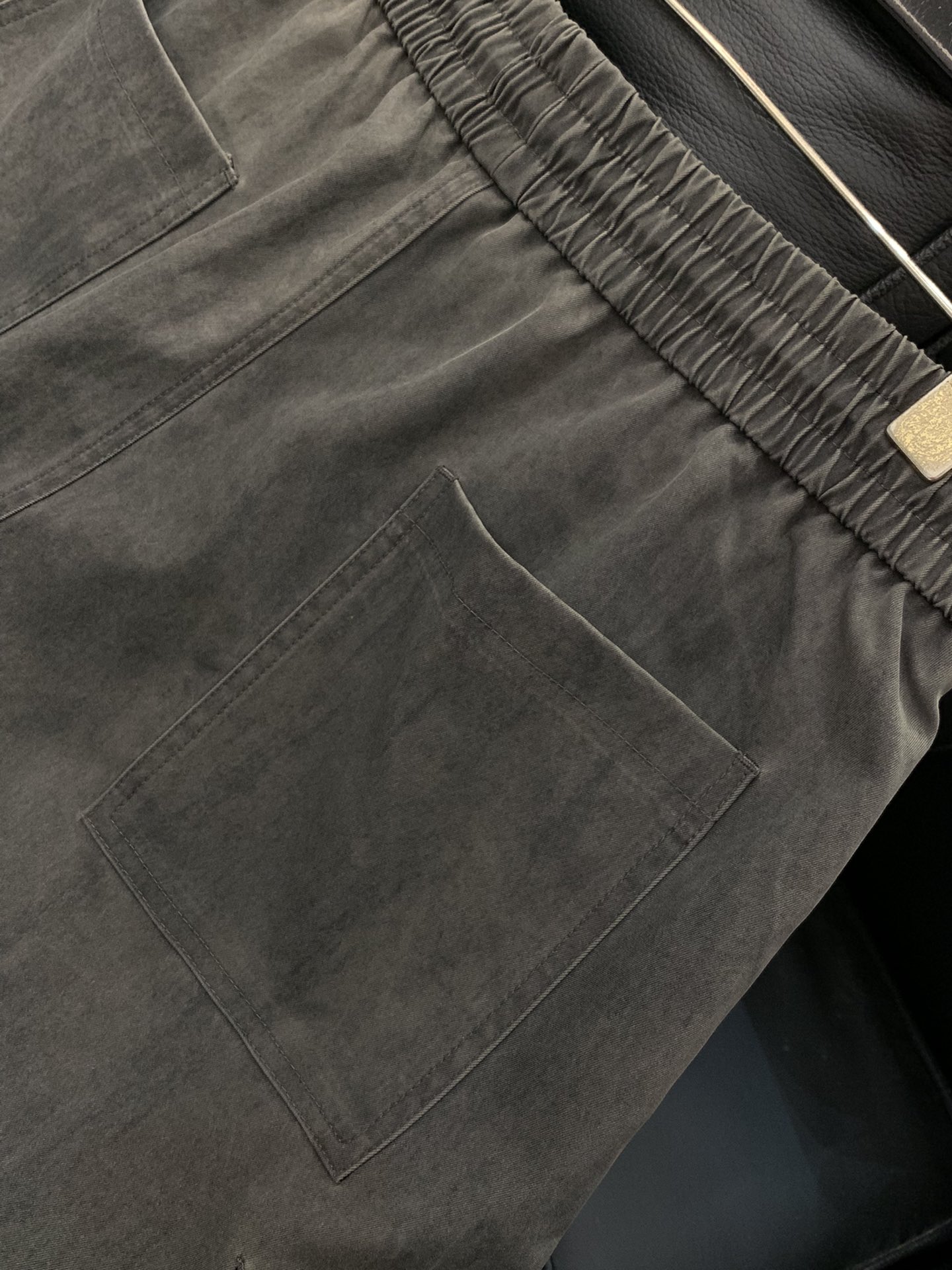 ，Loewe 罗意威，2025秋季最新款，时尚休闲裤，原单狠货，简约舒适，版型不挑人，采用进口原版面料，