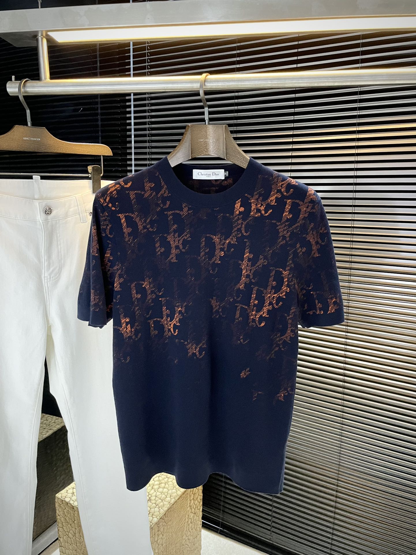 NO:513762,P Dio- (Dio) VIP high-end customization 2025 autumn new short-sleeved base versatile styles anyone can easily control. Fully customized fabric craftsmanship, high-split custom fabric, ingredient viscose fiber 45.2 Tencel 28 Lesell 23.7 Mulberry silk 3.1 The fabric feels soft and the upper body is comfortable and soft. The simple style is very classy, ​​simple and unique. The style is slim. It is very exquisite, showing the aura, and highlighting the exquisiteness of business men! Size M-3XL,,dior,dior,T-shirt,alexander wang19860909P  Dio-（迪奥） VIP高级定制 2025秋季新款短袖打底 百搭款式 任何人都可以轻松驾驭 面料全订制工艺 高支定制面料 成份粘纤45.2 天丝28 莱賽尔23.7 桑蚕丝3.1 面料手感柔软,上身舒适柔软 简约的款式非常显档次,简约个性时尚,版型剪裁属于修身款 非常精致,显气场,又会凸显商务男士的精致！尺码 M-3XL,,dior,dior,T-shirt,alexander wang,Men's clothing