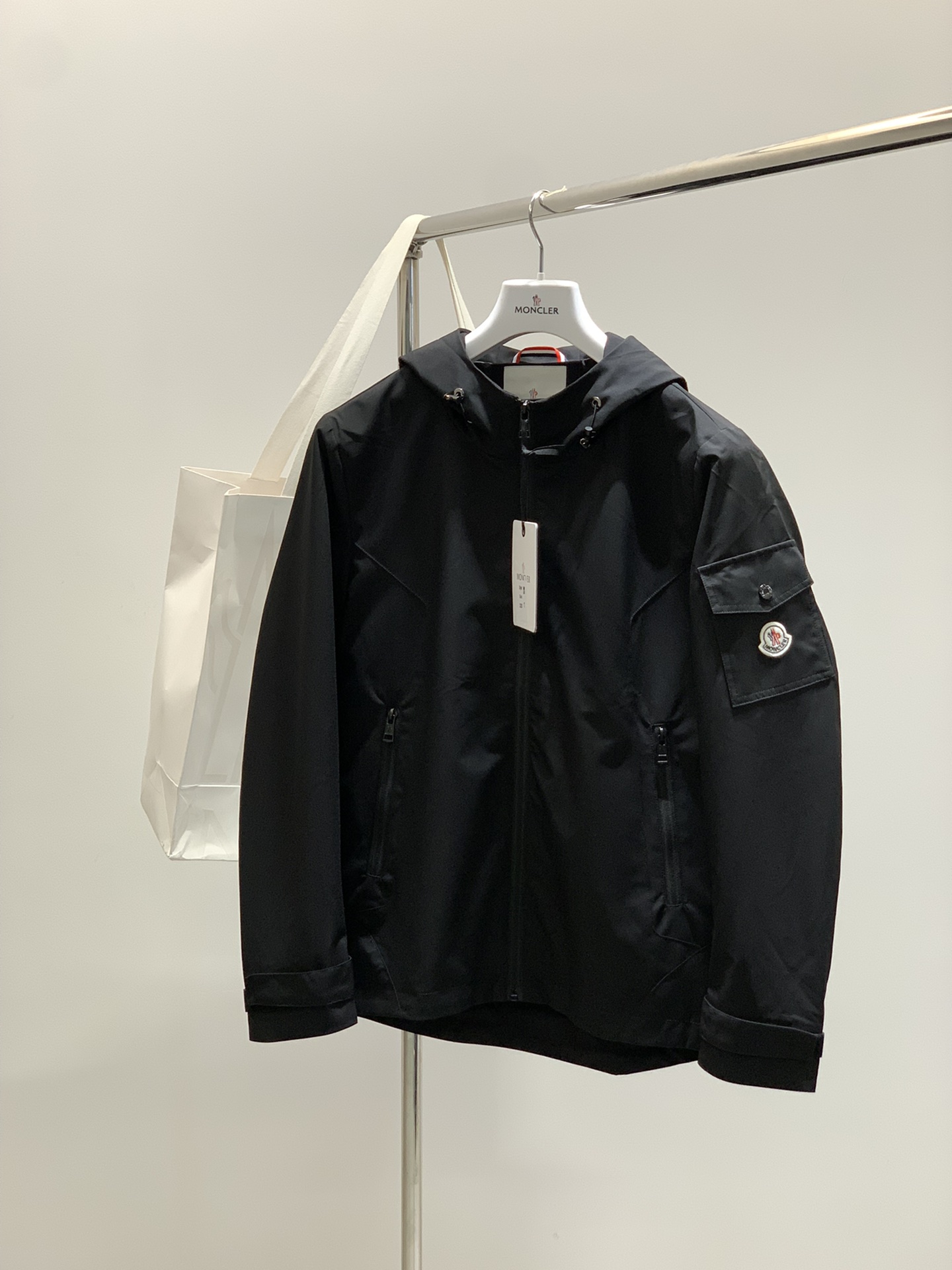 ，Moncler 蒙口，2025秋季最新品，专柜同步有售，原单狠货，时尚休闲连帽外套，上身舒适！吸睛而有