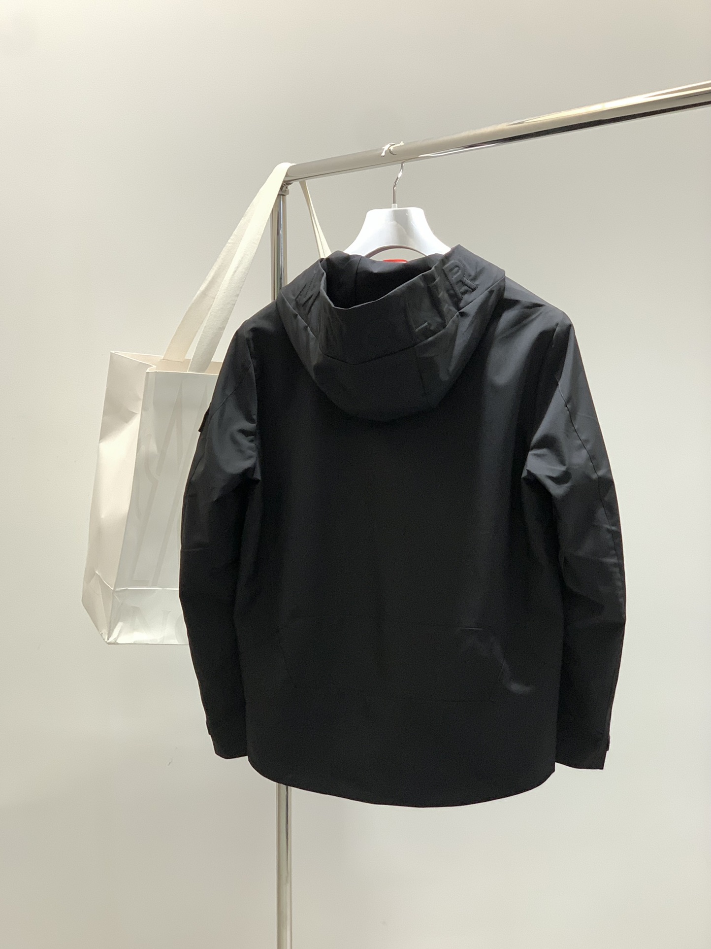 ，Moncler 蒙口，2025秋季最新品，专柜同步有售，原单狠货，时尚休闲连帽外套，上身舒适！吸睛而有