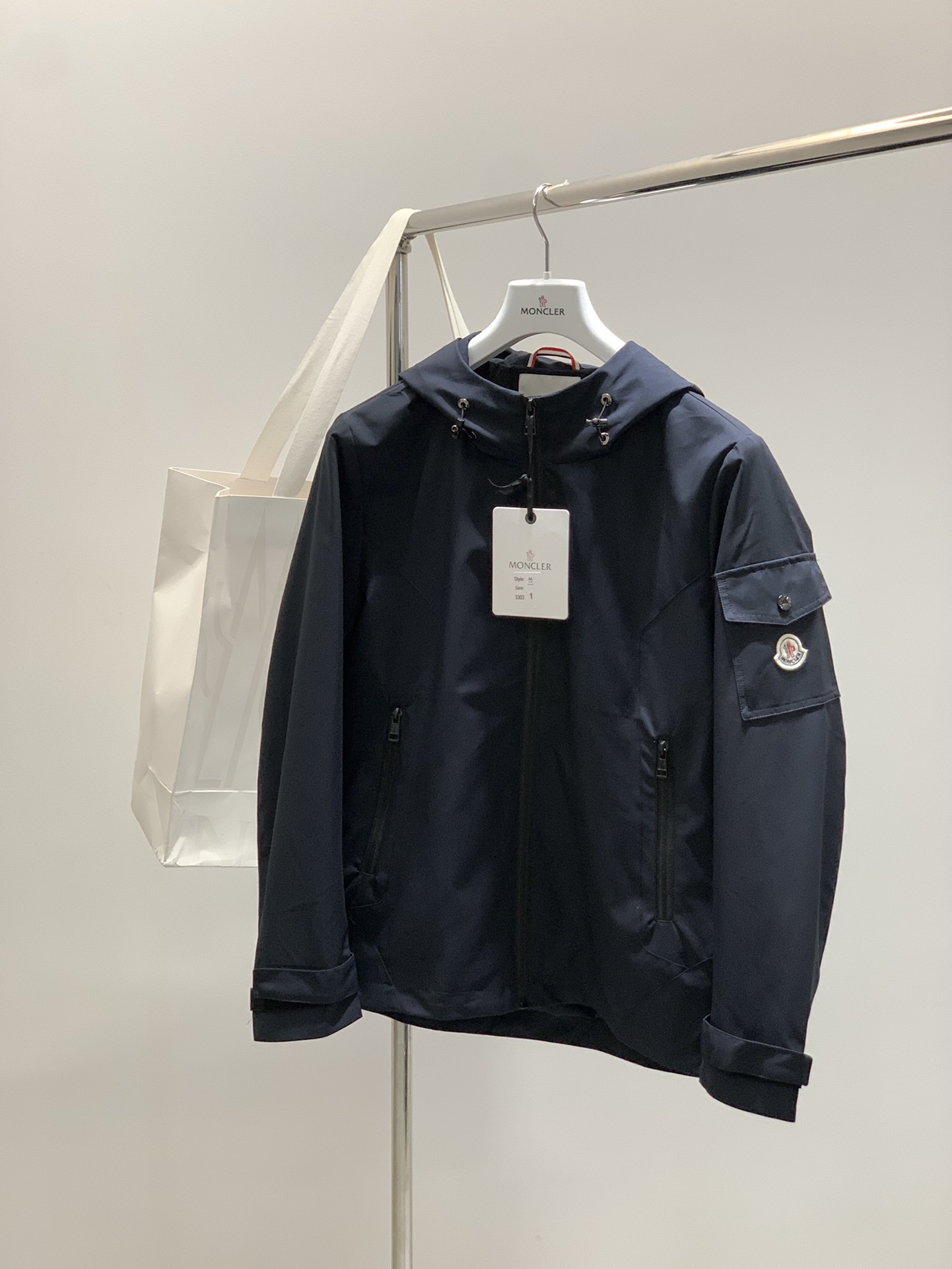 ，Moncler 蒙口，2025秋季最新品，专柜同步有售，原单狠货，时尚休闲连帽外套，上身舒适！吸睛而有
