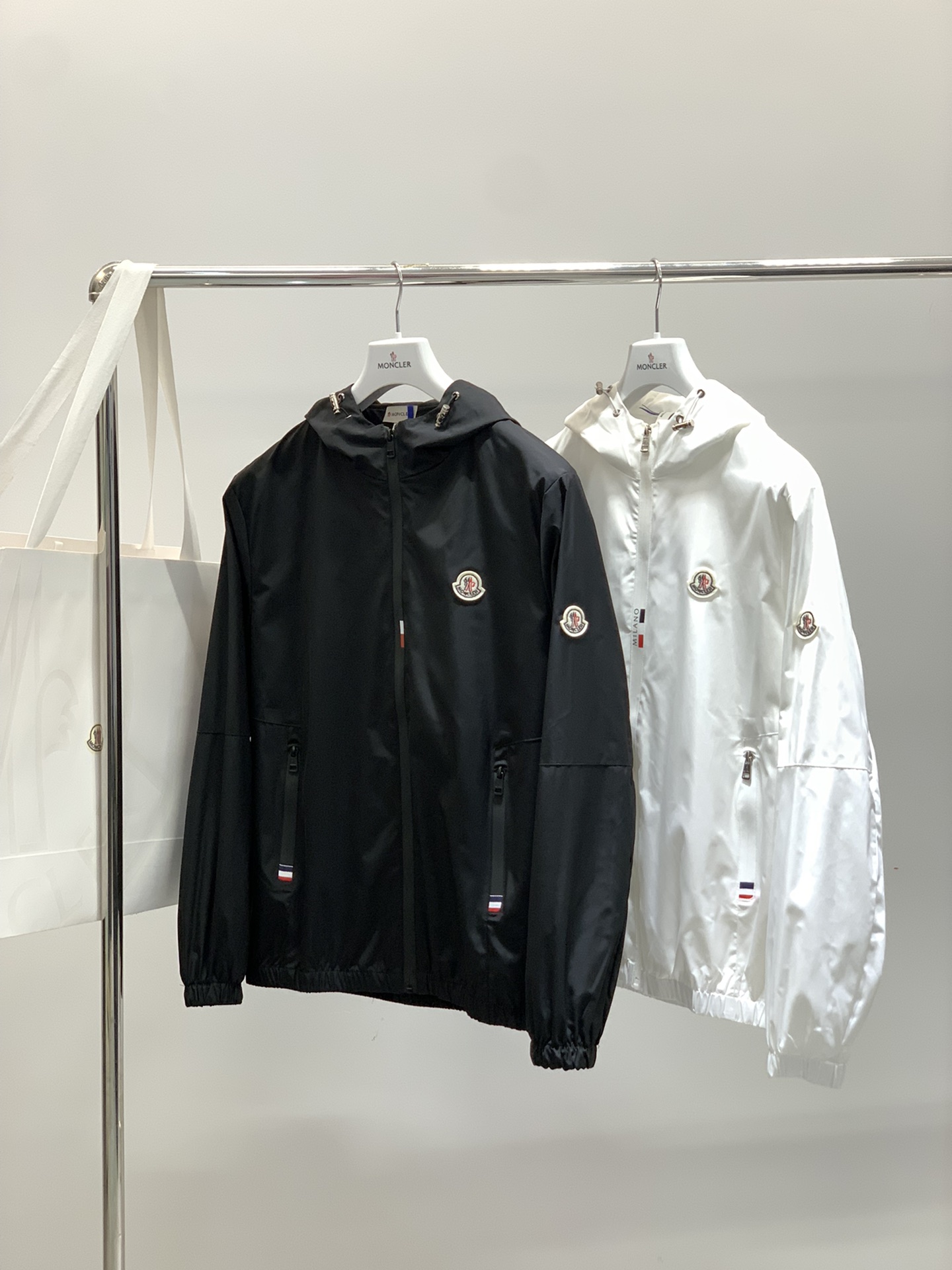 ，Moncler 蒙口，2025秋季最新品，专柜同步有售，原单狠货，时尚休闲连帽外套，上身舒适！吸睛而有