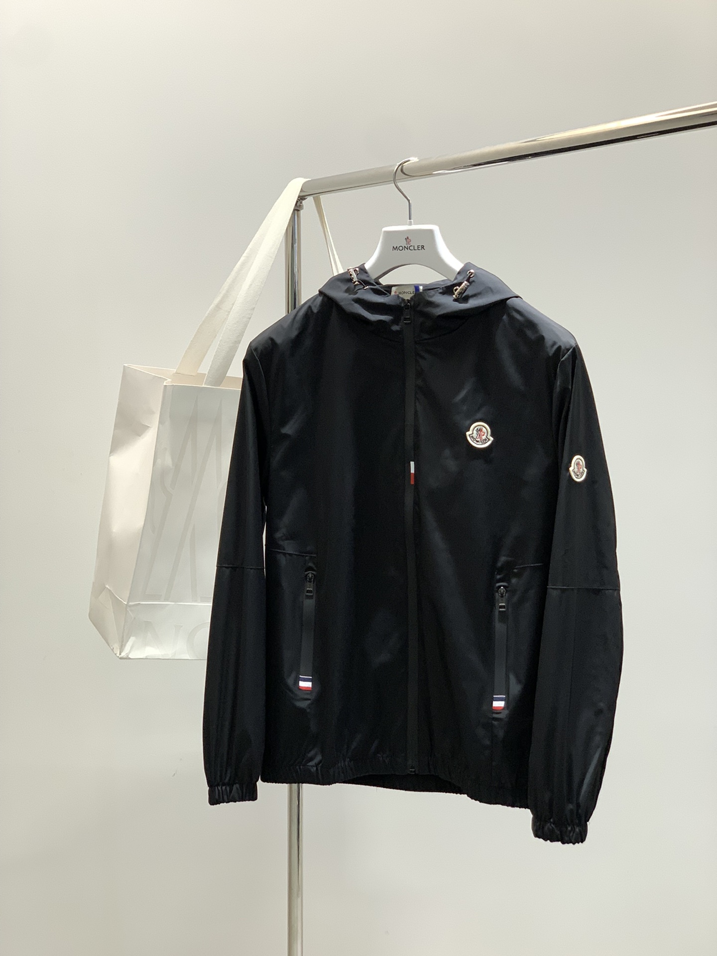 ，Moncler 蒙口，2025秋季最新品，专柜同步有售，原单狠货，时尚休闲连帽外套，上身舒适！吸睛而有