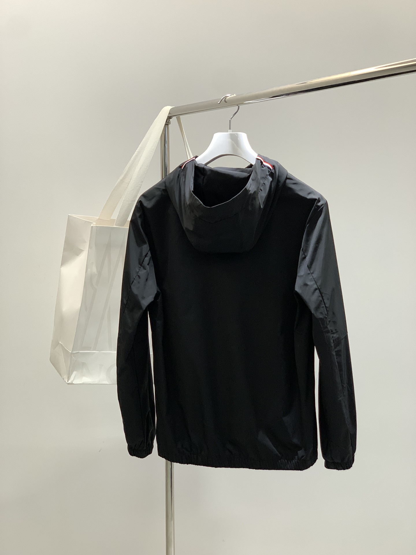 ，Moncler 蒙口，2025秋季最新品，专柜同步有售，原单狠货，时尚休闲连帽外套，上身舒适！吸睛而有