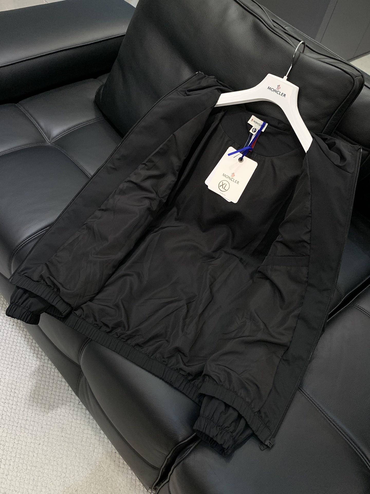 ，Moncler 蒙口，2025秋季最新品，专柜同步有售，原单狠货，时尚休闲连帽外套，上身舒适！吸睛而有