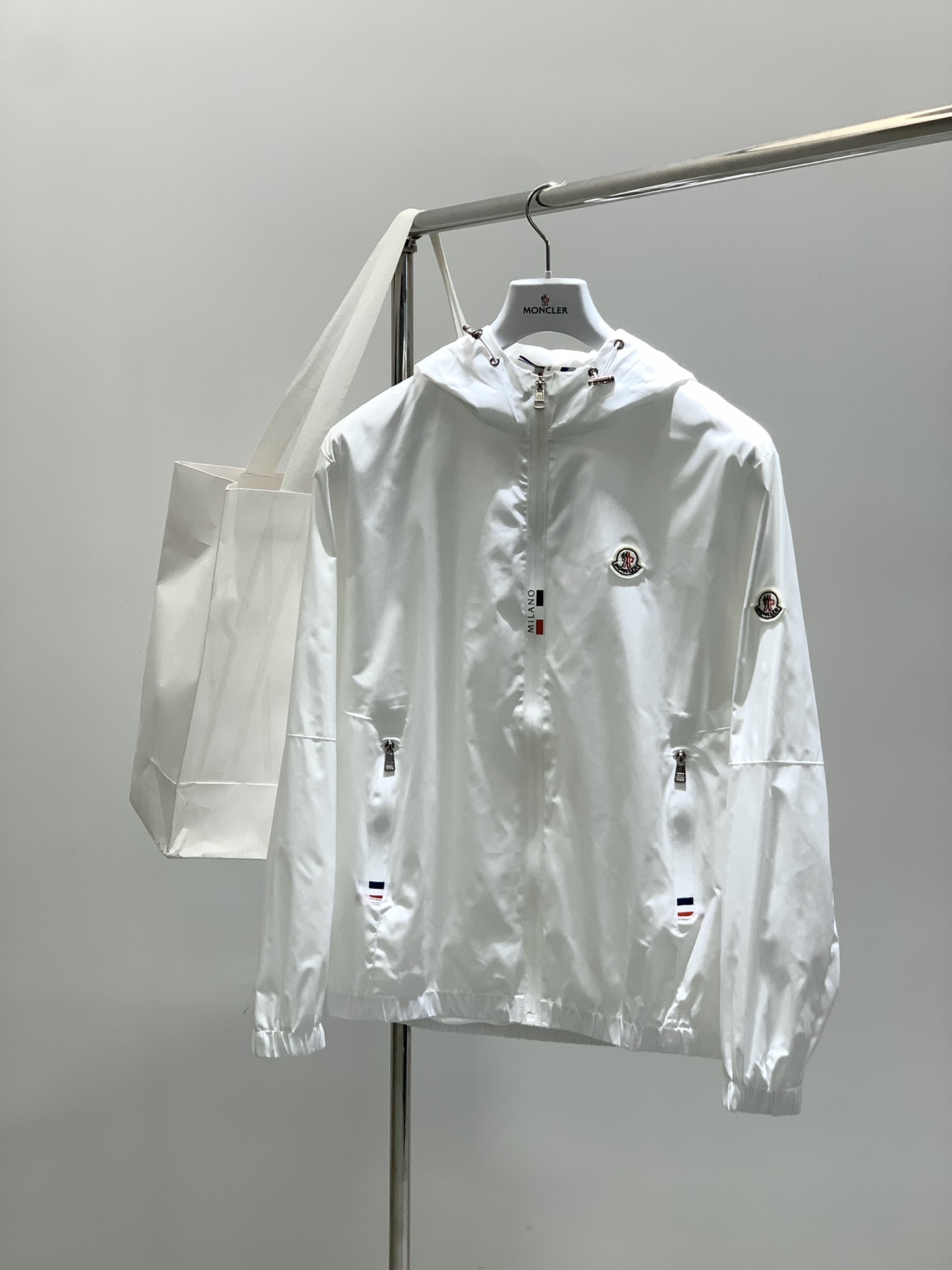 ，Moncler 蒙口，2025秋季最新品，专柜同步有售，原单狠货，时尚休闲连帽外套，上身舒适！吸睛而有