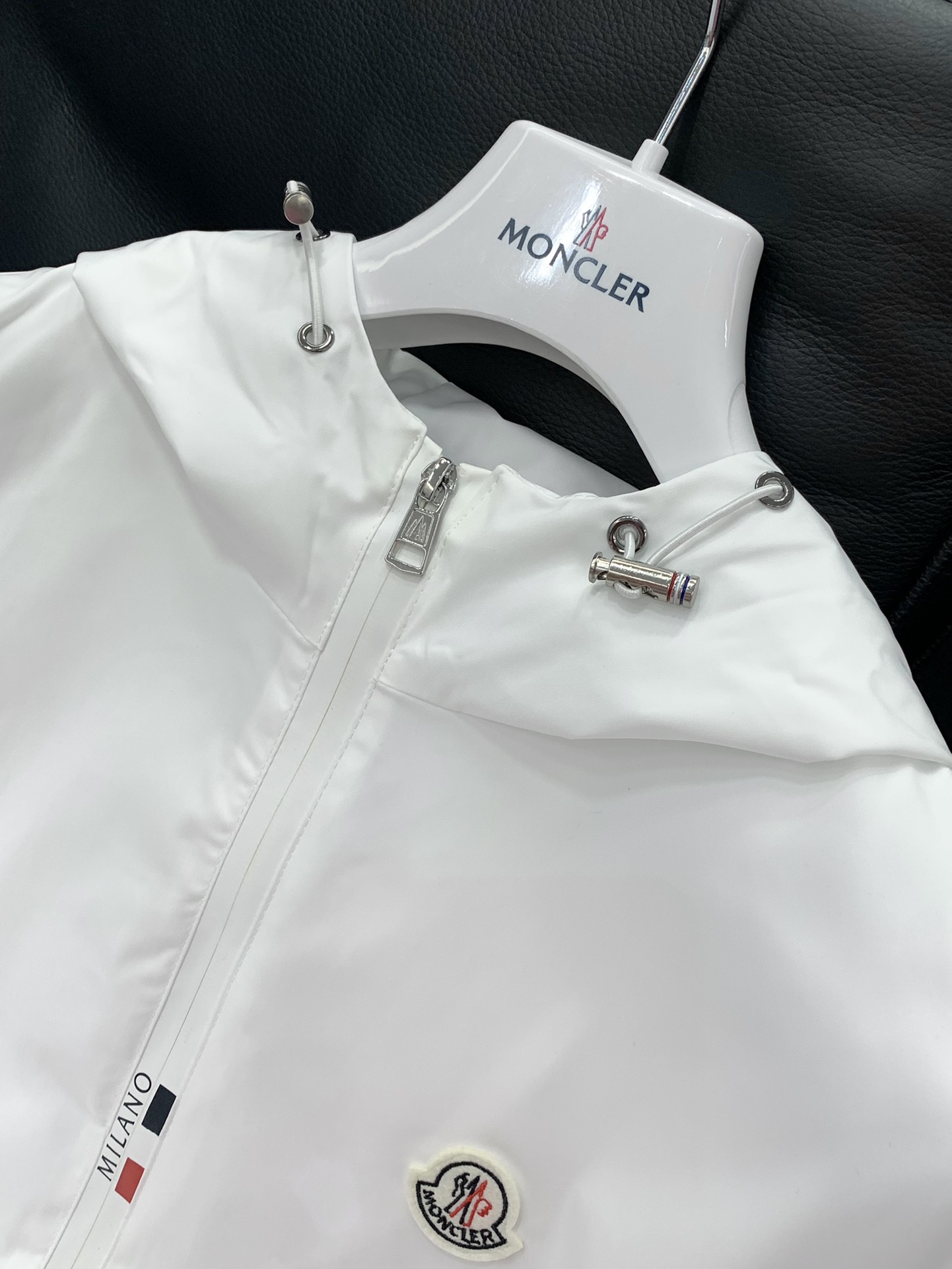 ，Moncler 蒙口，2025秋季最新品，专柜同步有售，原单狠货，时尚休闲连帽外套，上身舒适！吸睛而有