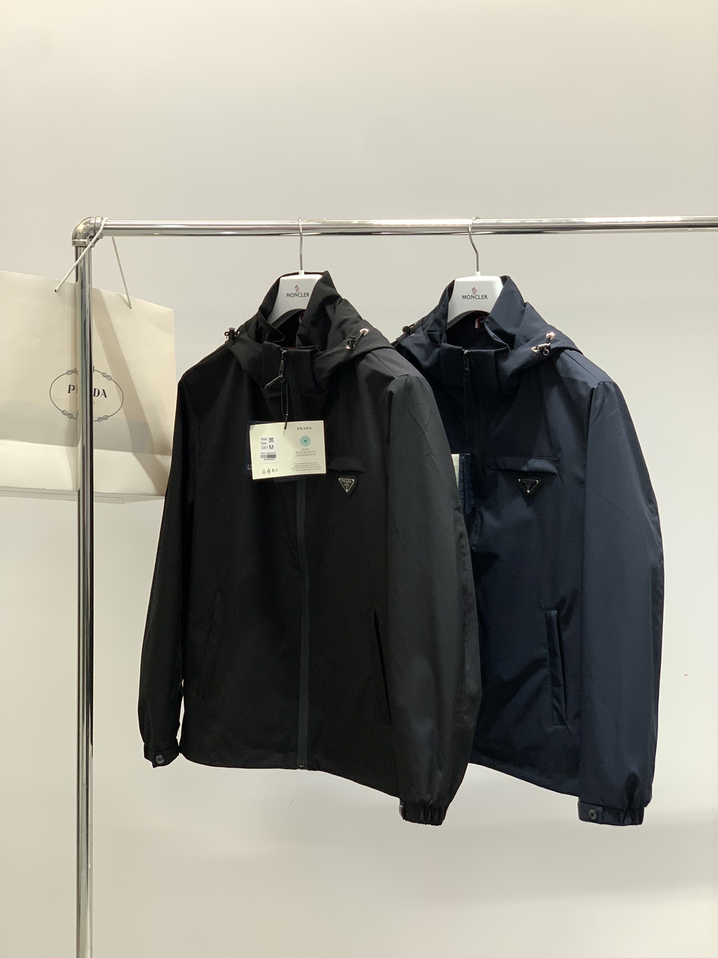 ，PRADA 普拉达，2025秋季最新品，专柜同步有售，时尚休闲连帽外套，进口原版面料，做工极为复杂，唯