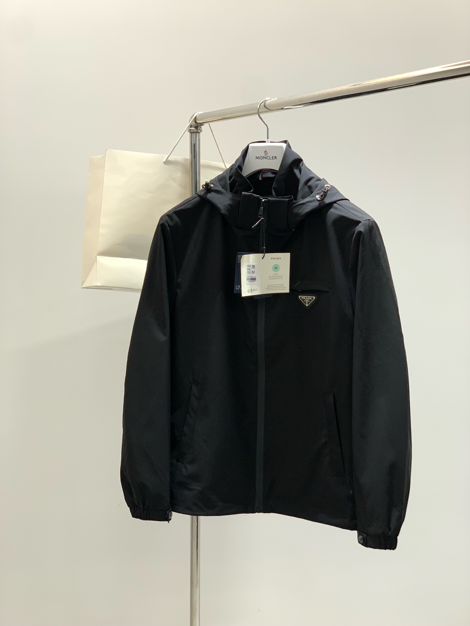 ，PRADA 普拉达，2025秋季最新品，专柜同步有售，时尚休闲连帽外套，进口原版面料，做工极为复杂，唯