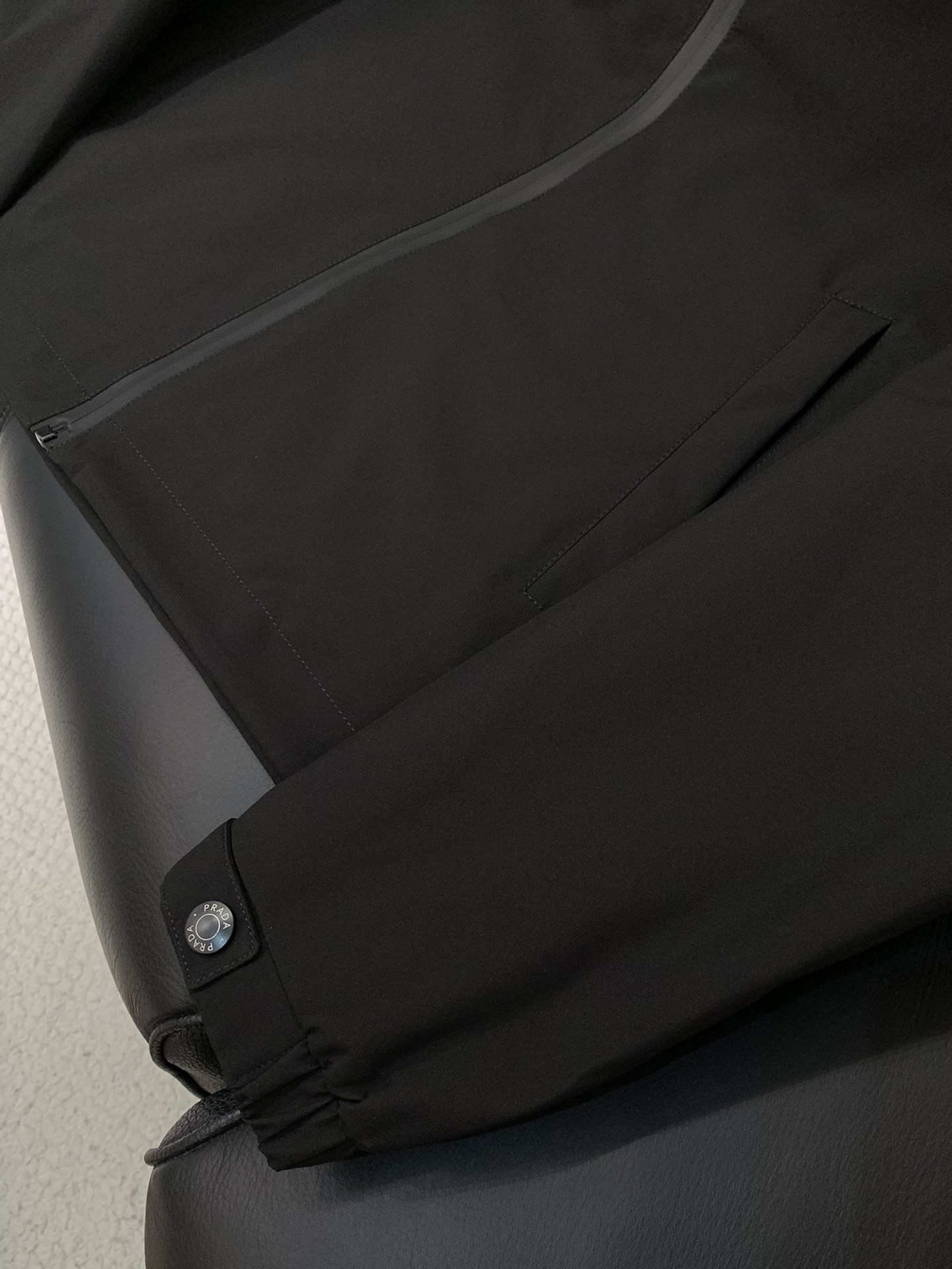 ，PRADA 普拉达，2025秋季最新品，专柜同步有售，时尚休闲连帽外套，进口原版面料，做工极为复杂，唯