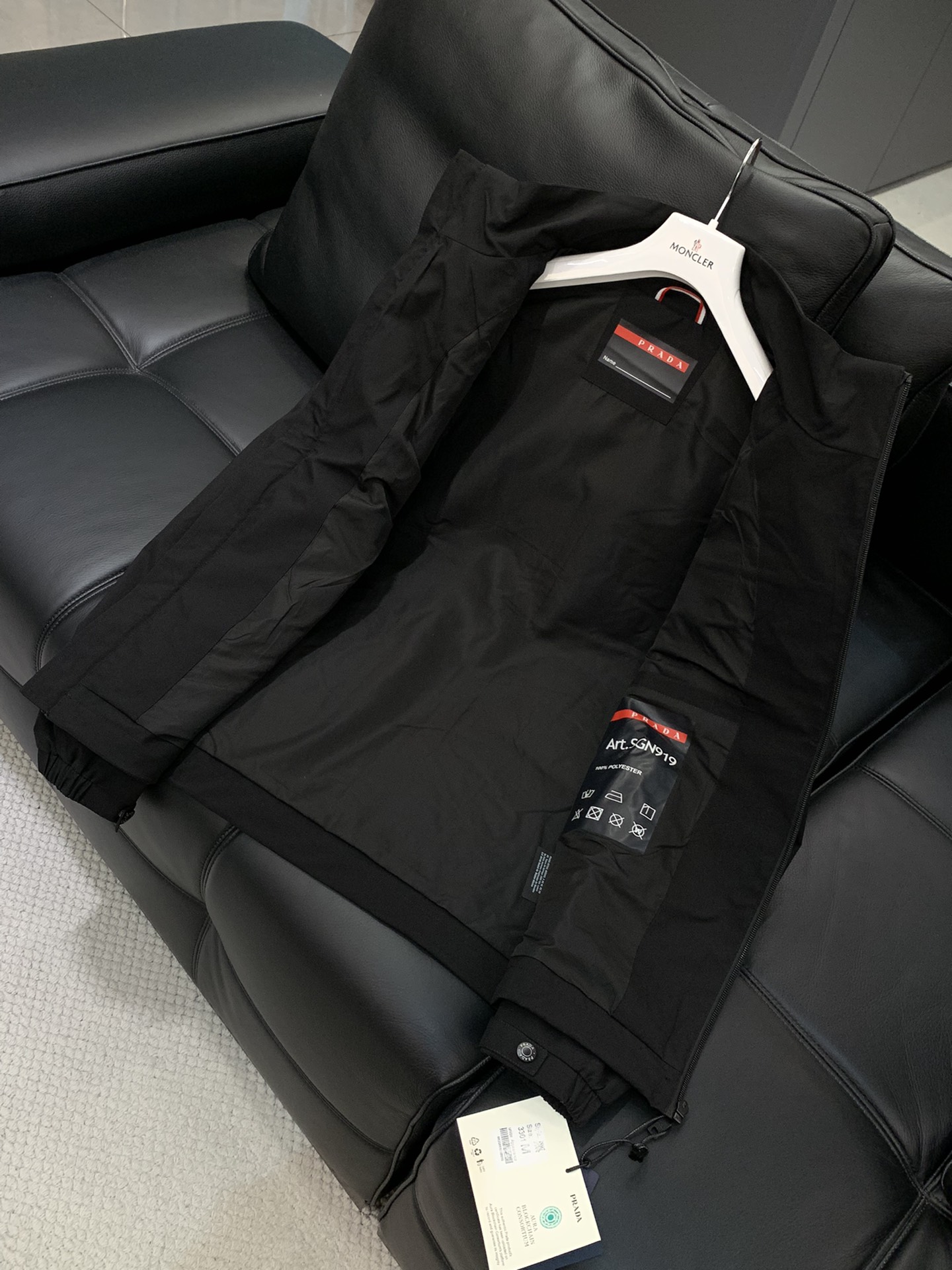 ，PRADA 普拉达，2025秋季最新品，专柜同步有售，时尚休闲连帽外套，进口原版面料，做工极为复杂，唯