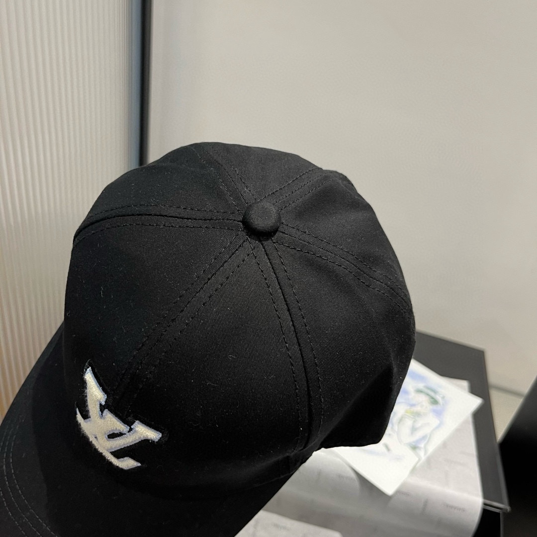 🆕

Lv新款鸭舌帽 头围57cm