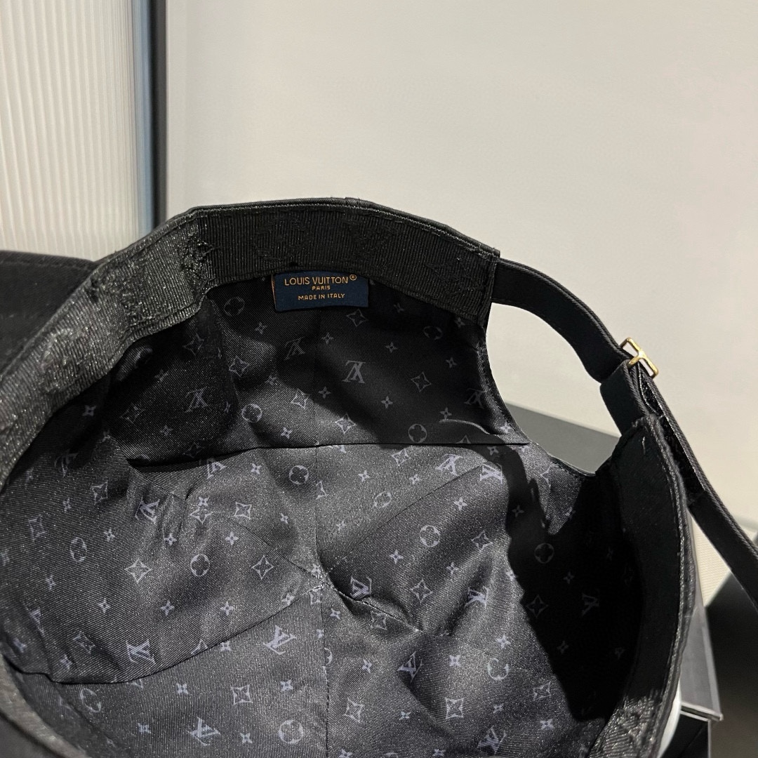 🆕

Lv新款鸭舌帽 头围57cm