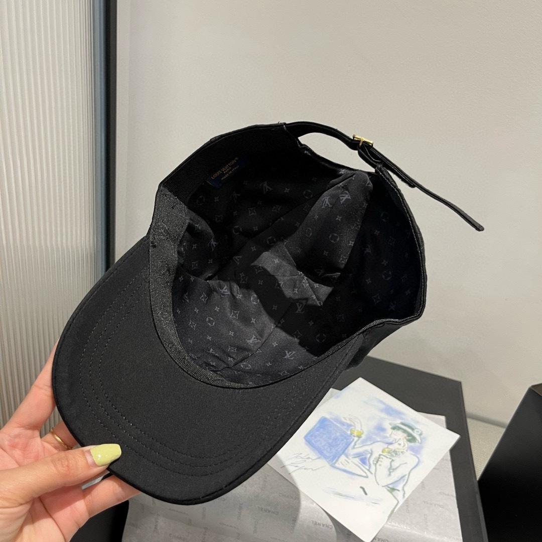 🆕

Lv新款鸭舌帽 头围57cm