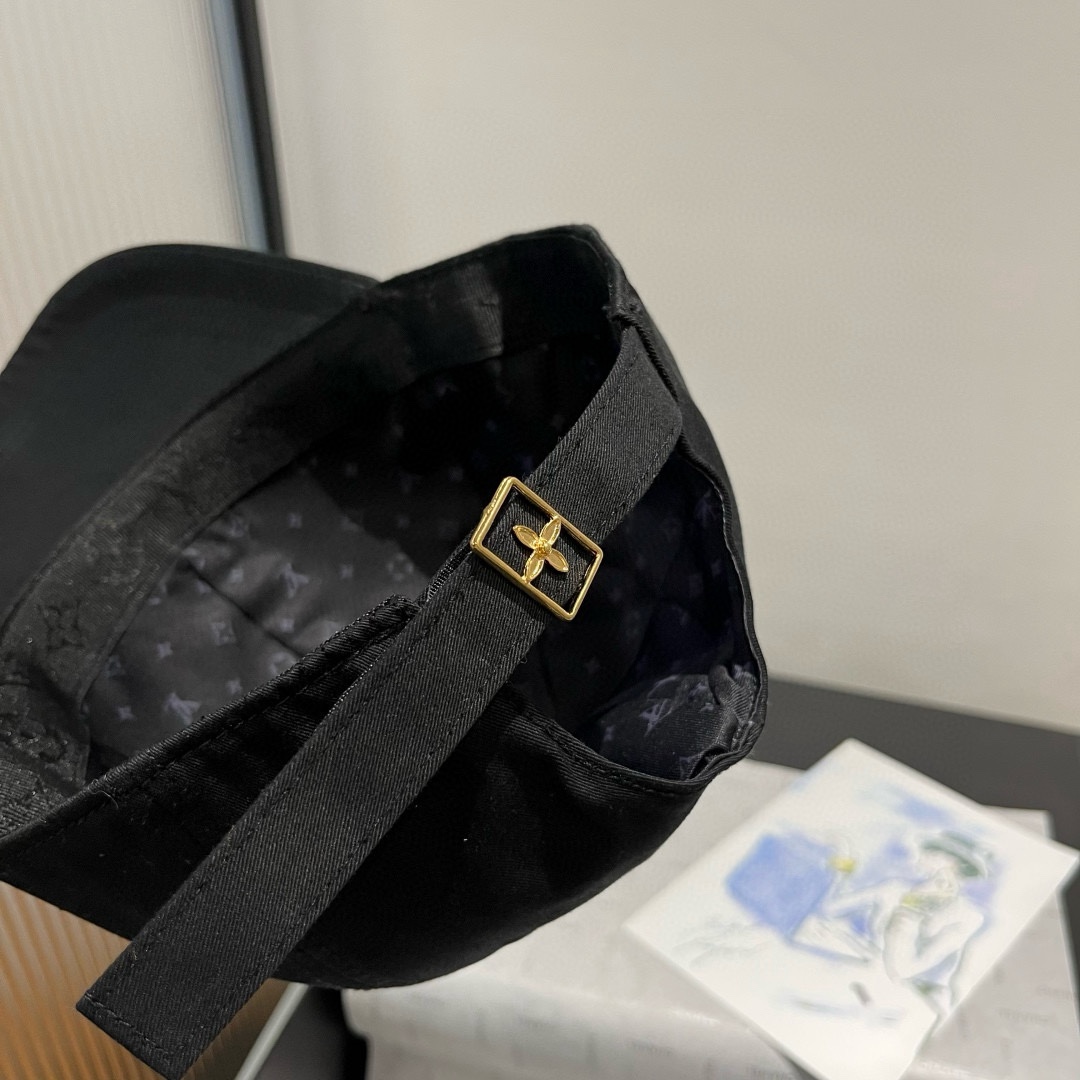 🆕

Lv新款鸭舌帽 头围57cm