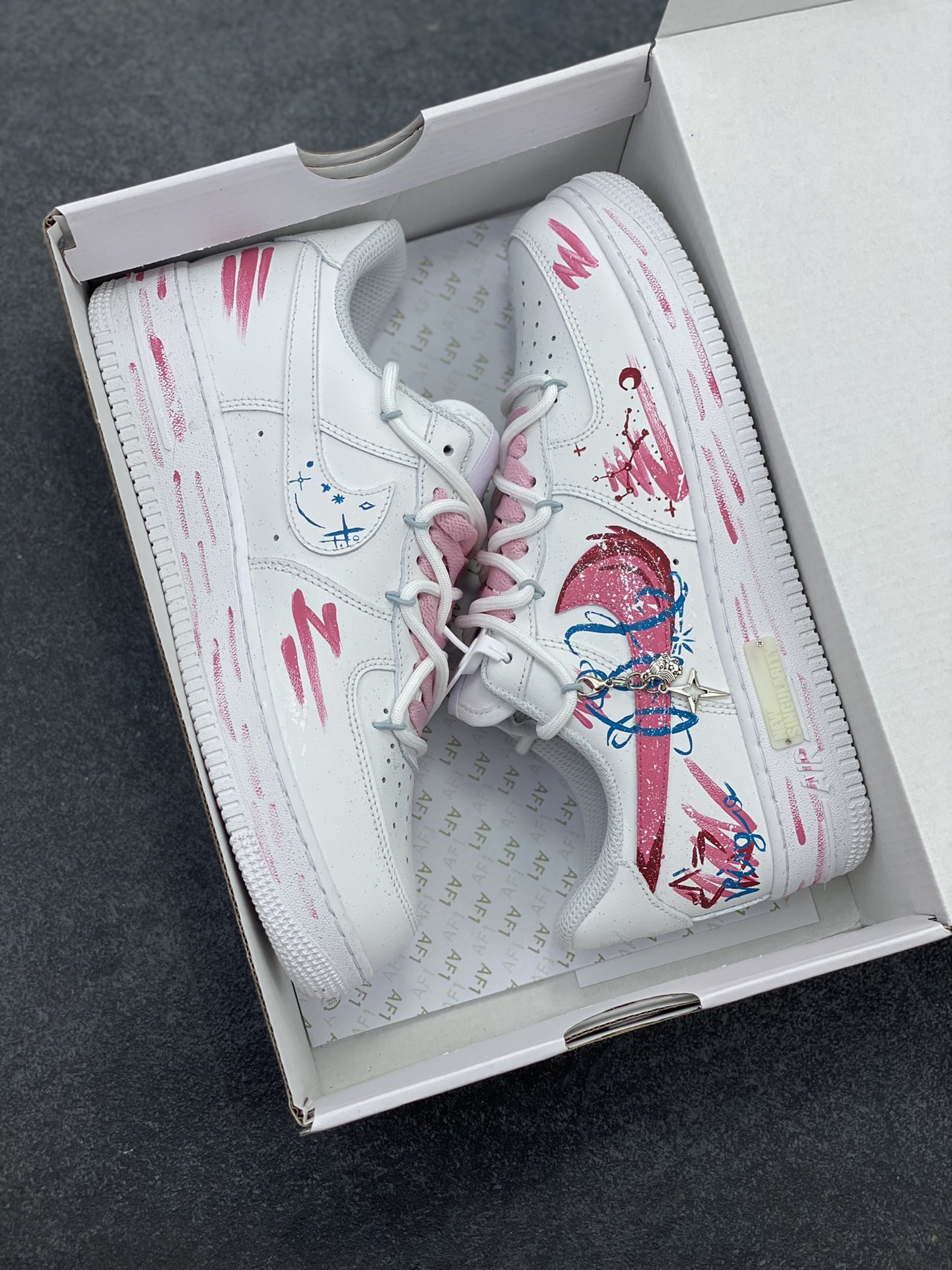 图片[9]-手绘涂鸦“处女座”十二星座系列 Nike Air Force 1 “Virgo”空军一号定制板鞋 手绘涂鸦并非随意为之，而是紧紧围绕着处女座的主题。处女座追求完美、细致入微的特质，在这些细腻的笔触和精心布局的图案中体现得淋漓尽致。每一处线条、每一抹色彩，都像是艺术家精心谱写的乐章，柔和的粉色与白色相互映衬，既保留了白色的清新简约，又增添了几分甜美与浪漫，营造出一种独特的少女感。 货号：星座823-922 尺码：36 36.5 37.5 38 38.5 39 40 40.5 41 42 42.5 43 44 44.5 45-选品中心