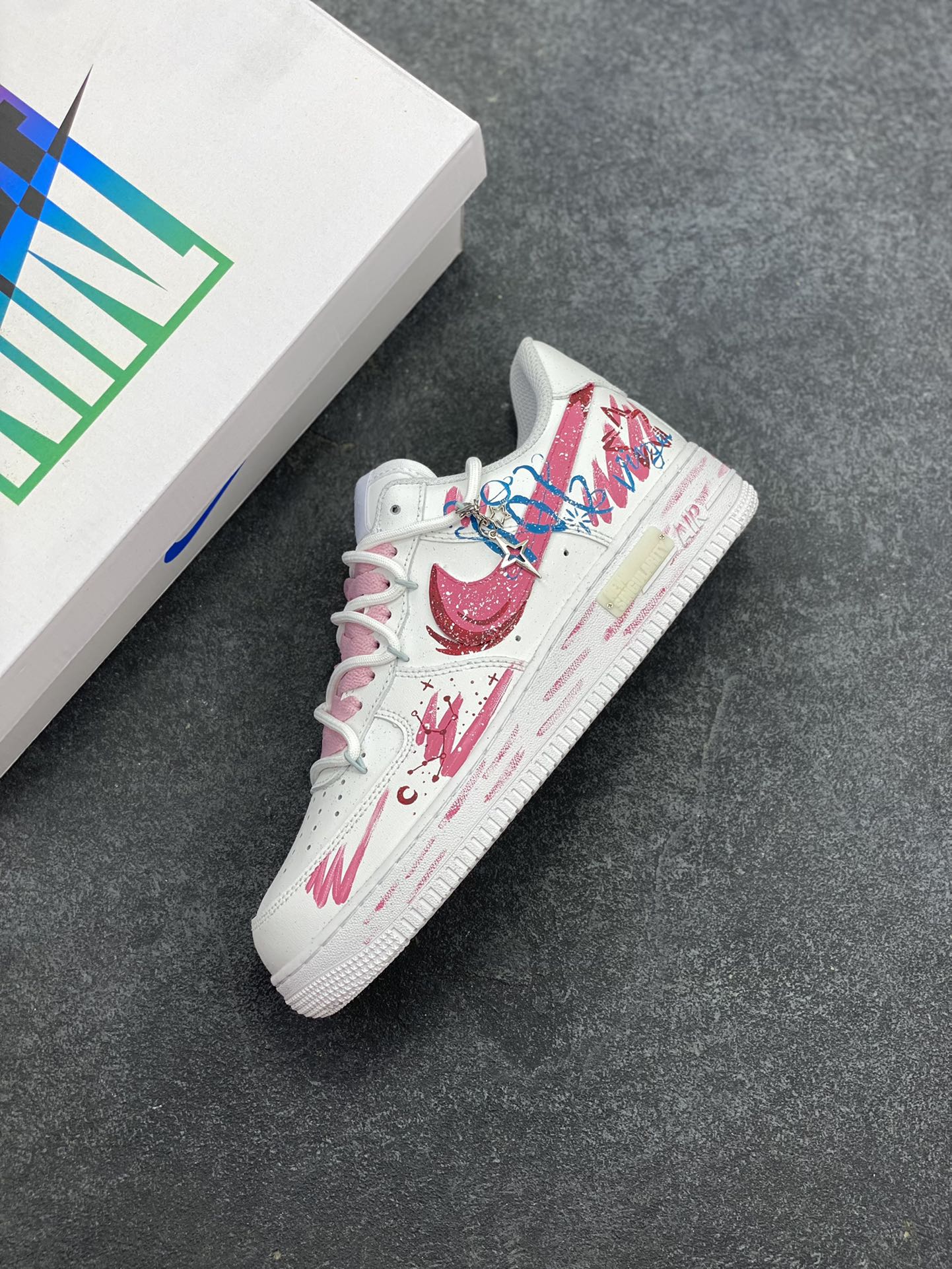 图片[7]-手绘涂鸦“处女座”十二星座系列 Nike Air Force 1 “Virgo”空军一号定制板鞋 手绘涂鸦并非随意为之，而是紧紧围绕着处女座的主题。处女座追求完美、细致入微的特质，在这些细腻的笔触和精心布局的图案中体现得淋漓尽致。每一处线条、每一抹色彩，都像是艺术家精心谱写的乐章，柔和的粉色与白色相互映衬，既保留了白色的清新简约，又增添了几分甜美与浪漫，营造出一种独特的少女感。 货号：星座823-922 尺码：36 36.5 37.5 38 38.5 39 40 40.5 41 42 42.5 43 44 44.5 45-选品中心