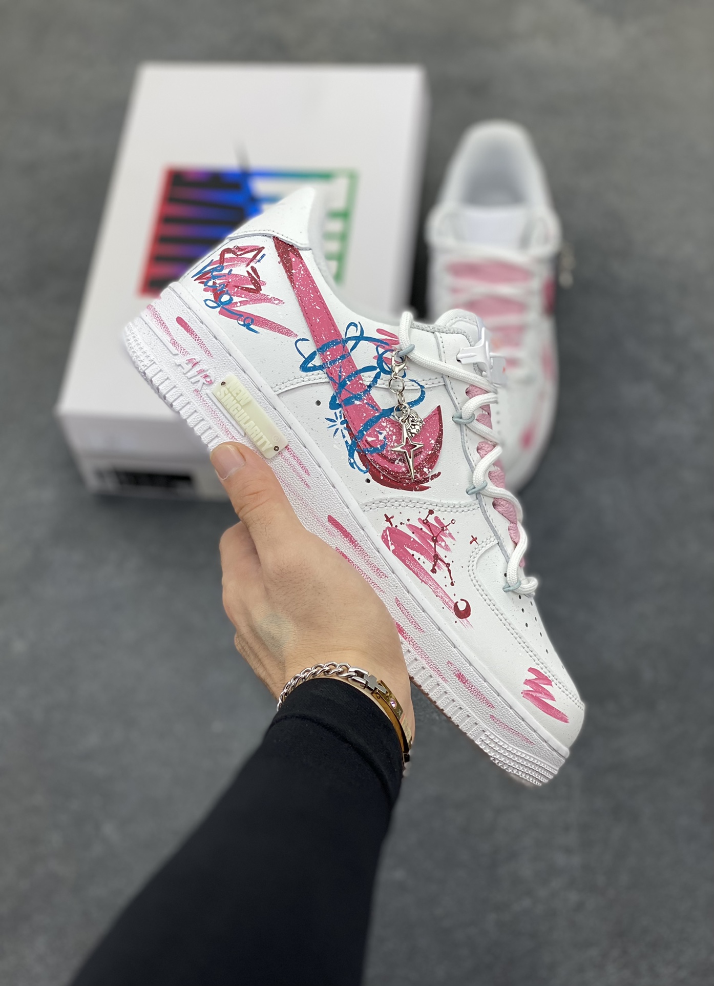 手绘涂鸦“处女座”十二星座系列 Nike Air Force 1 “Virgo”空军一号定制板鞋 手绘涂鸦并非随意为之，而是紧紧围绕着处女座的主题。处女座追求完美、细致入微的特质，在这些细腻的笔触和精心布局的图案中体现得淋漓尽致。每一处线条、每一抹色彩，都像是艺术家精心谱写的乐章，柔和的粉色与白色相互映衬，既保留了白色的清新简约，又增添了几分甜美与浪漫，营造出一种独特的少女感。 货号：星座823-922 尺码：36 36.5 37.5 38 38.5 39 40 40.5 41 42 42.5 43 44 44.5 45-选品中心