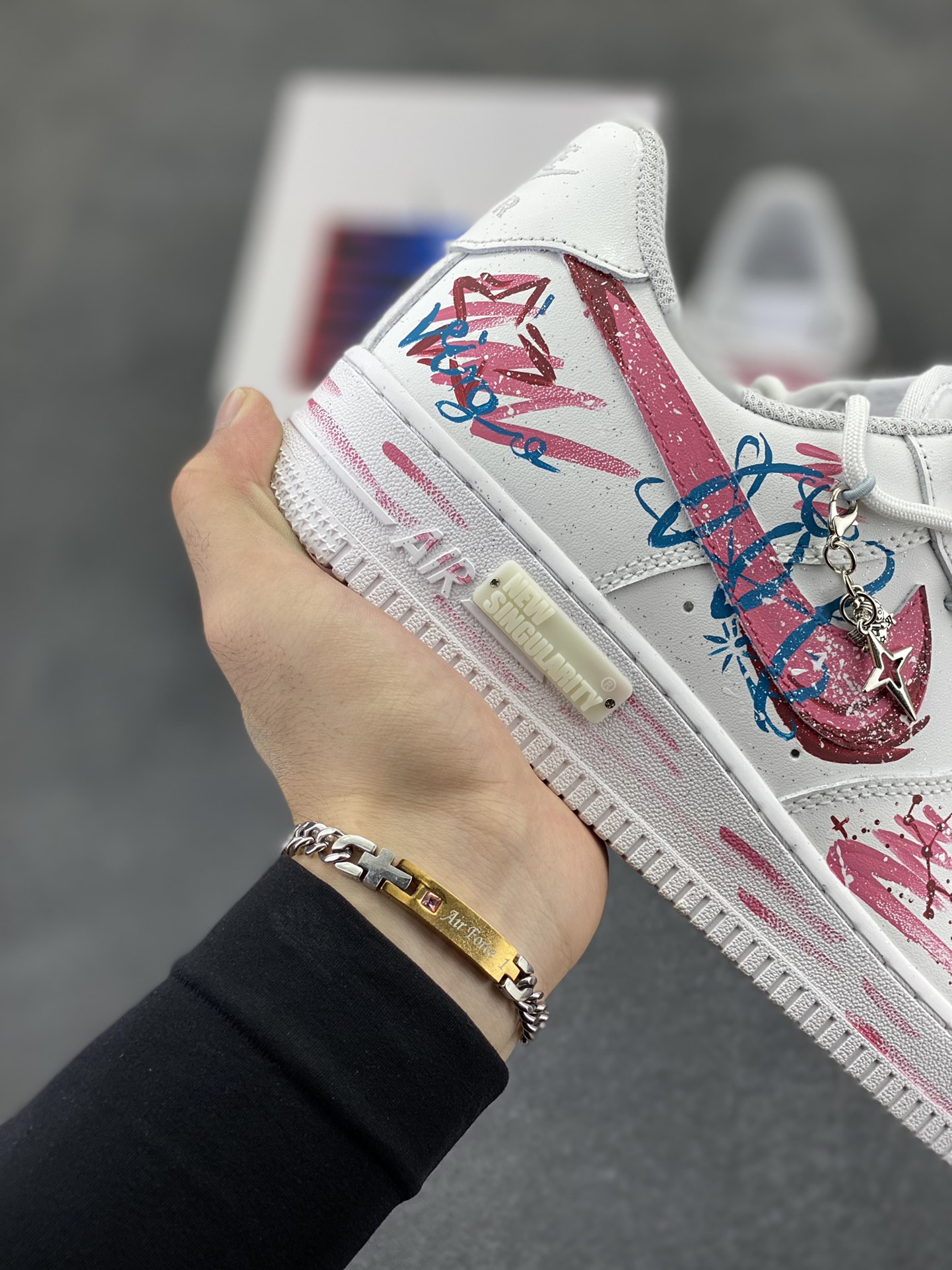 图片[6]-手绘涂鸦“处女座”十二星座系列 Nike Air Force 1 “Virgo”空军一号定制板鞋 手绘涂鸦并非随意为之，而是紧紧围绕着处女座的主题。处女座追求完美、细致入微的特质，在这些细腻的笔触和精心布局的图案中体现得淋漓尽致。每一处线条、每一抹色彩，都像是艺术家精心谱写的乐章，柔和的粉色与白色相互映衬，既保留了白色的清新简约，又增添了几分甜美与浪漫，营造出一种独特的少女感。 货号：星座823-922 尺码：36 36.5 37.5 38 38.5 39 40 40.5 41 42 42.5 43 44 44.5 45-选品中心