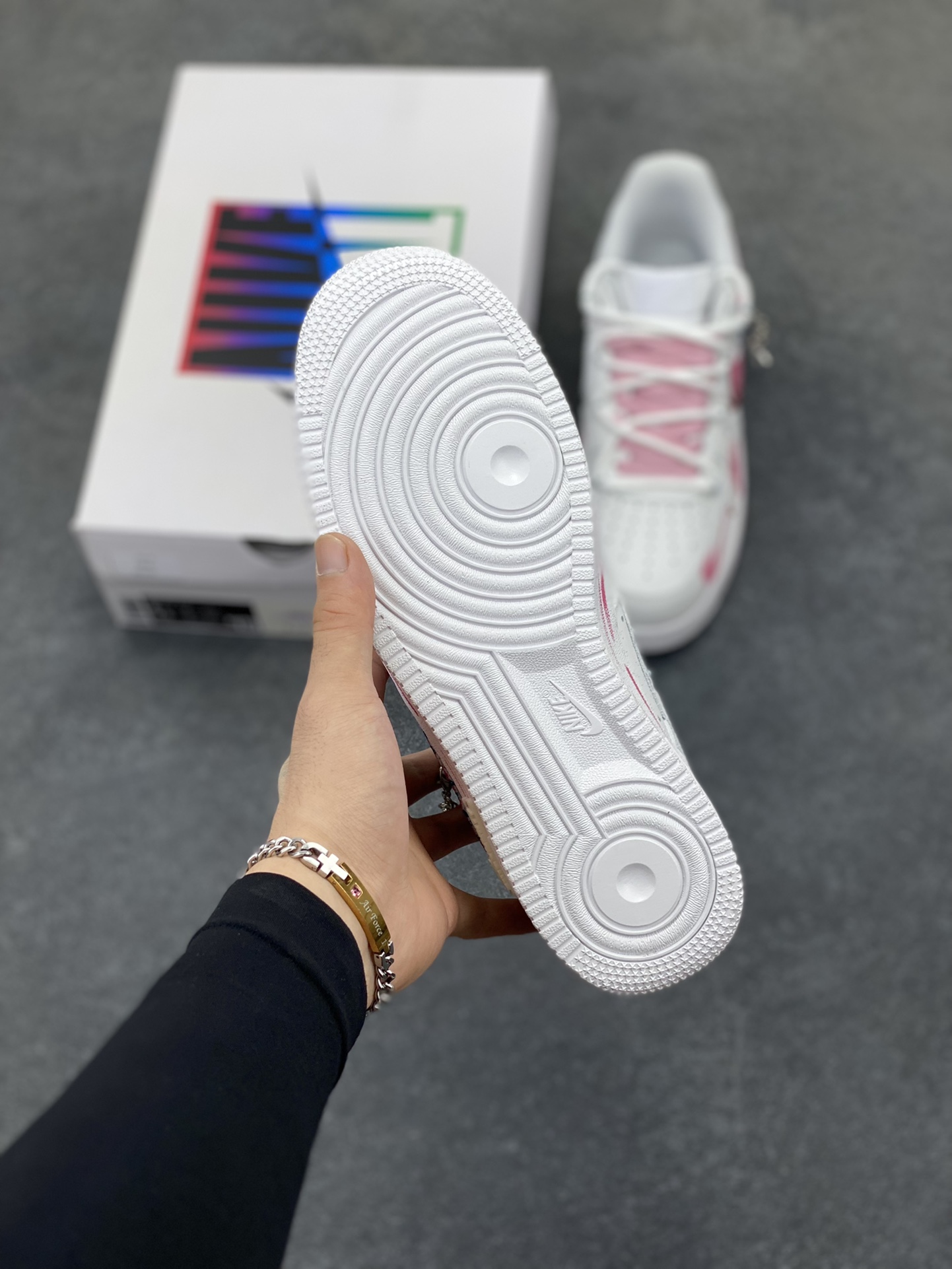 图片[5]-手绘涂鸦“处女座”十二星座系列 Nike Air Force 1 “Virgo”空军一号定制板鞋 手绘涂鸦并非随意为之，而是紧紧围绕着处女座的主题。处女座追求完美、细致入微的特质，在这些细腻的笔触和精心布局的图案中体现得淋漓尽致。每一处线条、每一抹色彩，都像是艺术家精心谱写的乐章，柔和的粉色与白色相互映衬，既保留了白色的清新简约，又增添了几分甜美与浪漫，营造出一种独特的少女感。 货号：星座823-922 尺码：36 36.5 37.5 38 38.5 39 40 40.5 41 42 42.5 43 44 44.5 45-选品中心