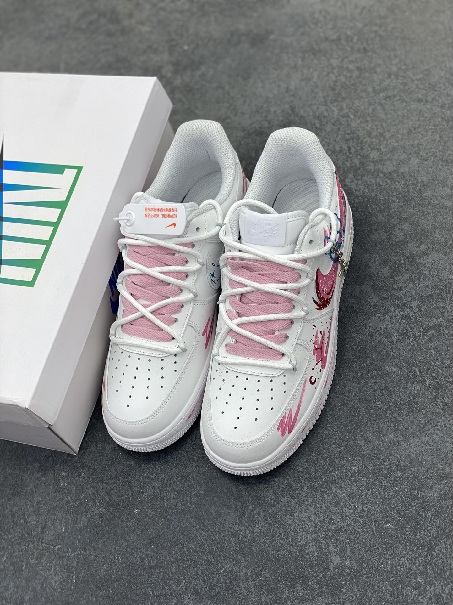 图片[8]-手绘涂鸦“处女座”十二星座系列 Nike Air Force 1 “Virgo”空军一号定制板鞋 手绘涂鸦并非随意为之，而是紧紧围绕着处女座的主题。处女座追求完美、细致入微的特质，在这些细腻的笔触和精心布局的图案中体现得淋漓尽致。每一处线条、每一抹色彩，都像是艺术家精心谱写的乐章，柔和的粉色与白色相互映衬，既保留了白色的清新简约，又增添了几分甜美与浪漫，营造出一种独特的少女感。 货号：星座823-922 尺码：36 36.5 37.5 38 38.5 39 40 40.5 41 42 42.5 43 44 44.5 45-选品中心