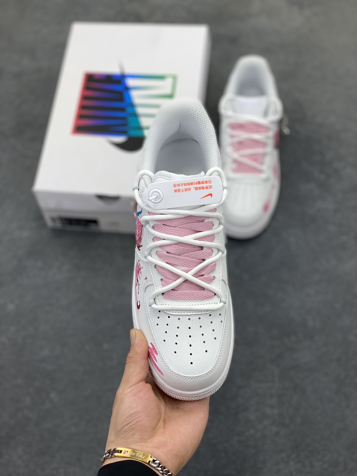 图片[2]-手绘涂鸦“处女座”十二星座系列 Nike Air Force 1 “Virgo”空军一号定制板鞋 手绘涂鸦并非随意为之，而是紧紧围绕着处女座的主题。处女座追求完美、细致入微的特质，在这些细腻的笔触和精心布局的图案中体现得淋漓尽致。每一处线条、每一抹色彩，都像是艺术家精心谱写的乐章，柔和的粉色与白色相互映衬，既保留了白色的清新简约，又增添了几分甜美与浪漫，营造出一种独特的少女感。 货号：星座823-922 尺码：36 36.5 37.5 38 38.5 39 40 40.5 41 42 42.5 43 44 44.5 45-选品中心