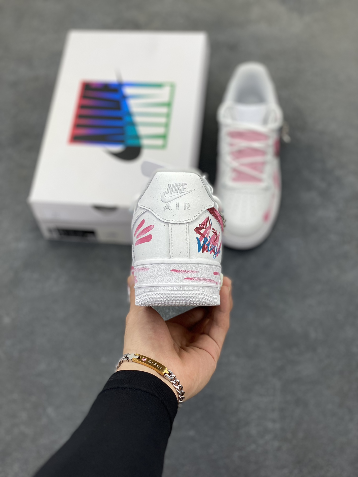 图片[4]-手绘涂鸦“处女座”十二星座系列 Nike Air Force 1 “Virgo”空军一号定制板鞋 手绘涂鸦并非随意为之，而是紧紧围绕着处女座的主题。处女座追求完美、细致入微的特质，在这些细腻的笔触和精心布局的图案中体现得淋漓尽致。每一处线条、每一抹色彩，都像是艺术家精心谱写的乐章，柔和的粉色与白色相互映衬，既保留了白色的清新简约，又增添了几分甜美与浪漫，营造出一种独特的少女感。 货号：星座823-922 尺码：36 36.5 37.5 38 38.5 39 40 40.5 41 42 42.5 43 44 44.5 45-选品中心