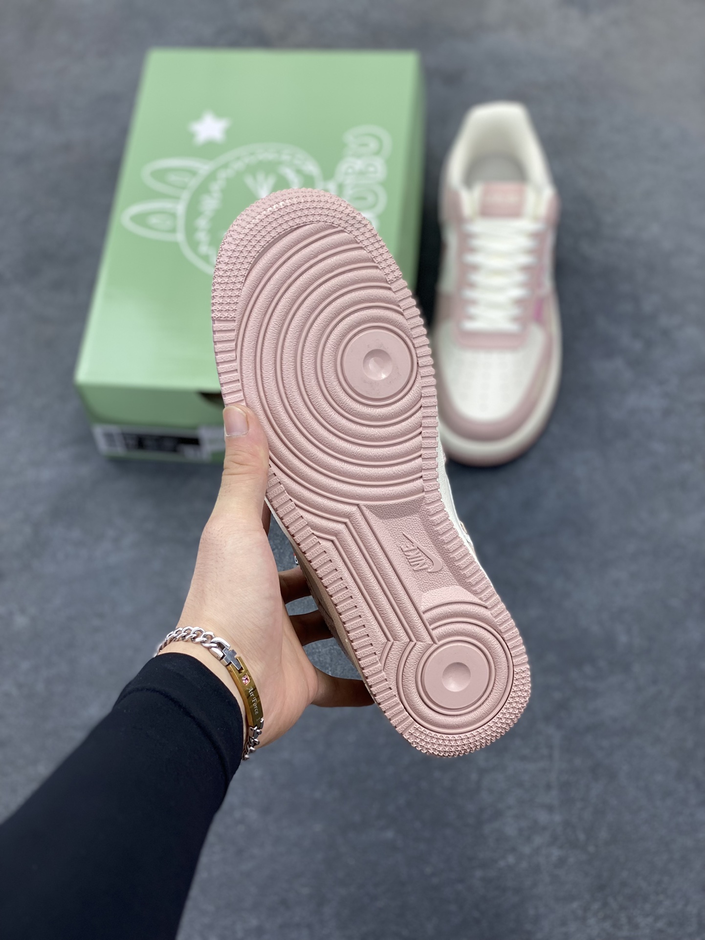 图片[5]-NIke Air Force 1 \’07 Low “米粉拉布布”空军一号 低帮 运动鞋 休闲鞋 折边针车 工艺难度大 原楦头原纸板 原装鞋盒 定制五金配件 内置全掌气垫 原厂鞋底 货号：KB1688-006 尺码：36 36.5 37.5 38 38.5 39 40 40.5 41 42 42.5 43 44 44.5 45-选品中心