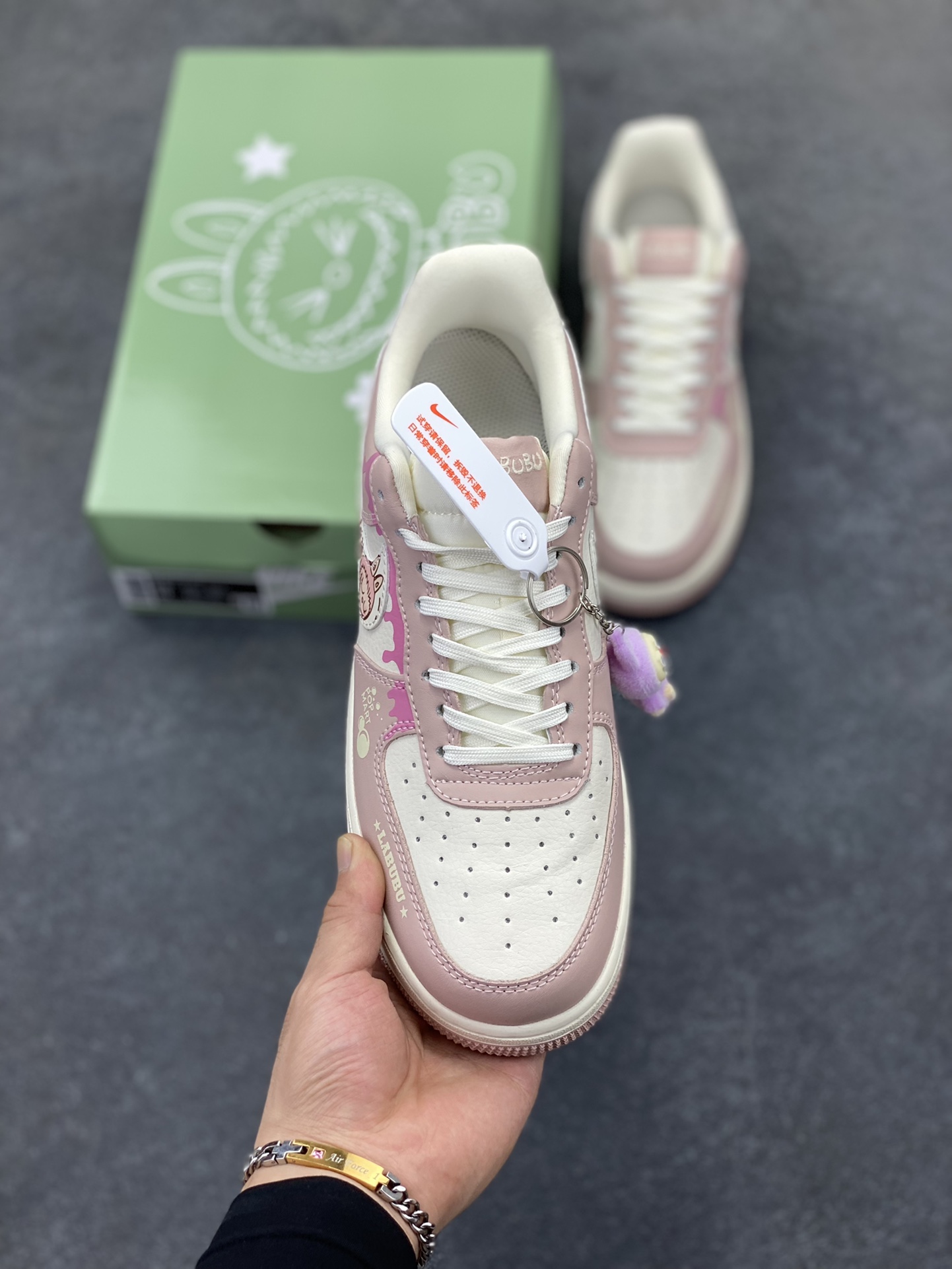 图片[2]-NIke Air Force 1 \’07 Low “米粉拉布布”空军一号 低帮 运动鞋 休闲鞋 折边针车 工艺难度大 原楦头原纸板 原装鞋盒 定制五金配件 内置全掌气垫 原厂鞋底 货号：KB1688-006 尺码：36 36.5 37.5 38 38.5 39 40 40.5 41 42 42.5 43 44 44.5 45-选品中心