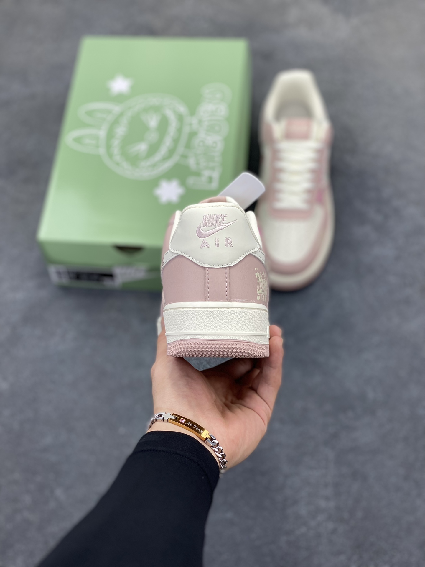 图片[4]-NIke Air Force 1 \’07 Low “米粉拉布布”空军一号 低帮 运动鞋 休闲鞋 折边针车 工艺难度大 原楦头原纸板 原装鞋盒 定制五金配件 内置全掌气垫 原厂鞋底 货号：KB1688-006 尺码：36 36.5 37.5 38 38.5 39 40 40.5 41 42 42.5 43 44 44.5 45-选品中心