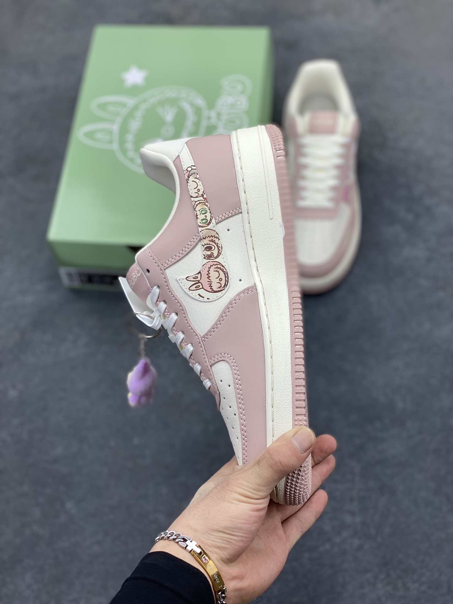 图片[3]-NIke Air Force 1 \’07 Low “米粉拉布布”空军一号 低帮 运动鞋 休闲鞋 折边针车 工艺难度大 原楦头原纸板 原装鞋盒 定制五金配件 内置全掌气垫 原厂鞋底 货号：KB1688-006 尺码：36 36.5 37.5 38 38.5 39 40 40.5 41 42 42.5 43 44 44.5 45-选品中心