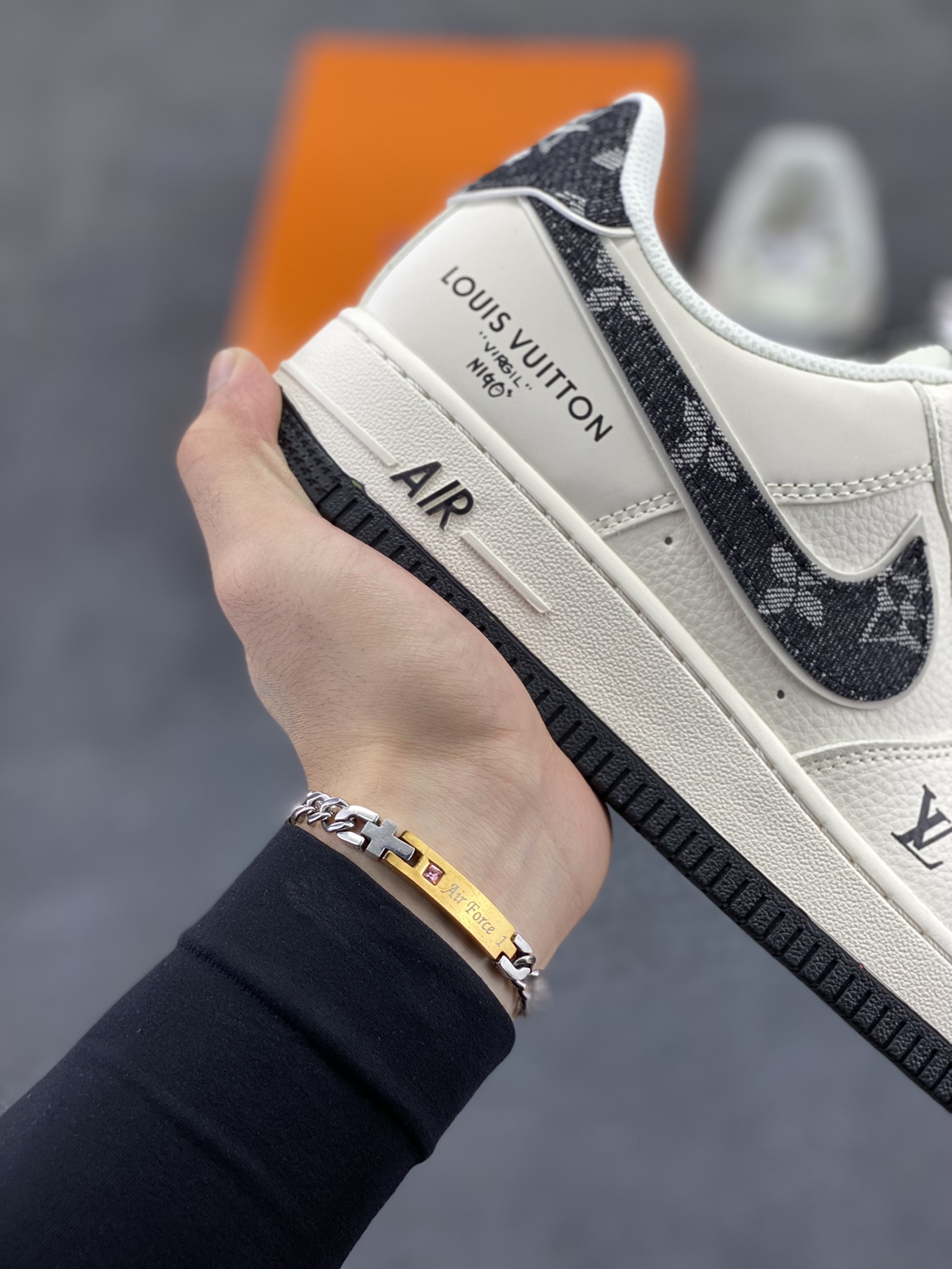图片[6]-NIke Air Force 1 \’07 Low “LV联名——黑牛仔印花”空军一号 低帮 运动鞋 休闲鞋 折边针车 工艺难度大 原楦头原纸板 原装鞋盒 定制五金配件 内置全掌气垫 原厂鞋底 货号：SM6668-108 尺码：36 36.5 37.5 38 38.5 39 40 40.5 41 42 42.5 43 44 44.5 45-选品中心