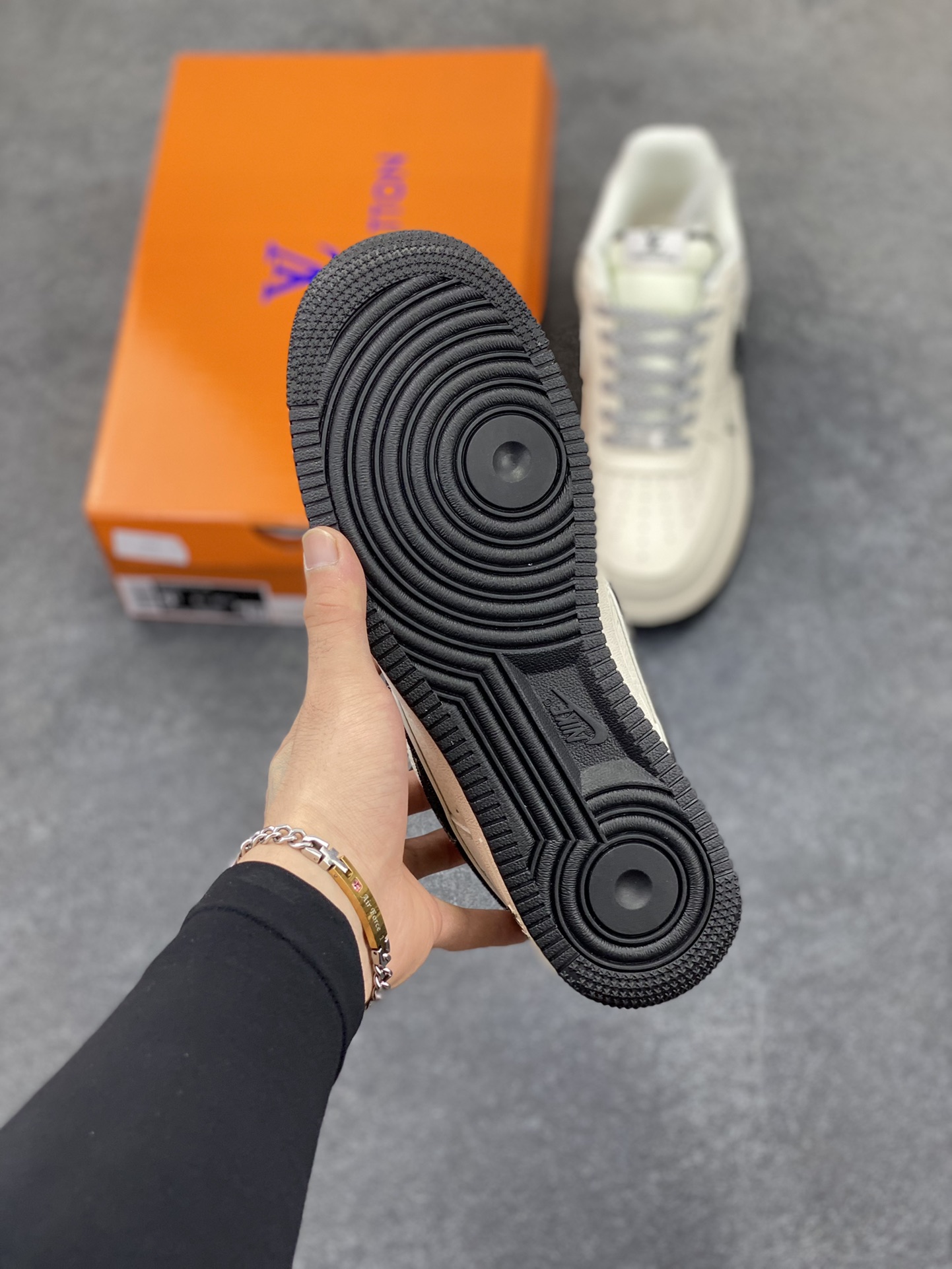 图片[5]-NIke Air Force 1 \’07 Low “LV联名——黑牛仔印花”空军一号 低帮 运动鞋 休闲鞋 折边针车 工艺难度大 原楦头原纸板 原装鞋盒 定制五金配件 内置全掌气垫 原厂鞋底 货号：SM6668-108 尺码：36 36.5 37.5 38 38.5 39 40 40.5 41 42 42.5 43 44 44.5 45-选品中心