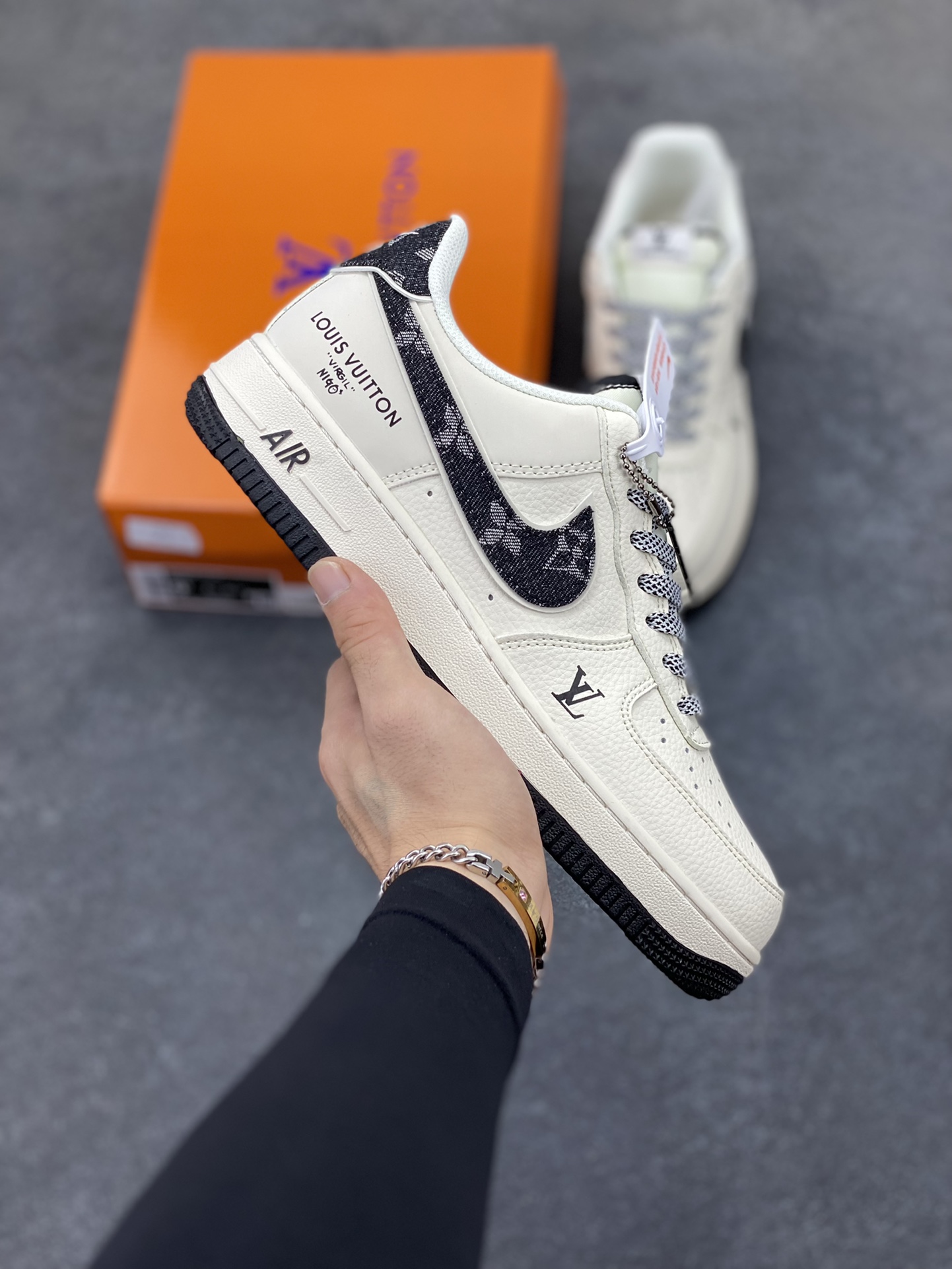 NIke Air Force 1 \’07 Low “LV联名——黑牛仔印花”空军一号 低帮 运动鞋 休闲鞋 折边针车 工艺难度大 原楦头原纸板 原装鞋盒 定制五金配件 内置全掌气垫 原厂鞋底 货号:SM6668-108 尺码:36 36.5 37.5 38 38.5 39 40 40.5 41 42 42.5 43 44 44.5 45-选品中心