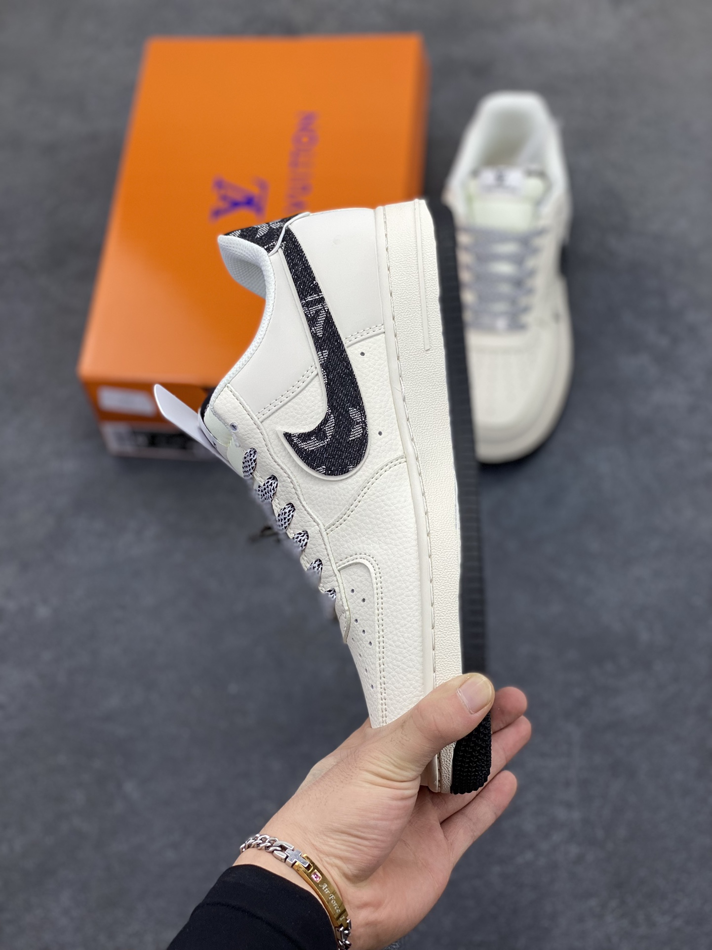 图片[3]-NIke Air Force 1 \’07 Low “LV联名——黑牛仔印花”空军一号 低帮 运动鞋 休闲鞋 折边针车 工艺难度大 原楦头原纸板 原装鞋盒 定制五金配件 内置全掌气垫 原厂鞋底 货号：SM6668-108 尺码：36 36.5 37.5 38 38.5 39 40 40.5 41 42 42.5 43 44 44.5 45-选品中心