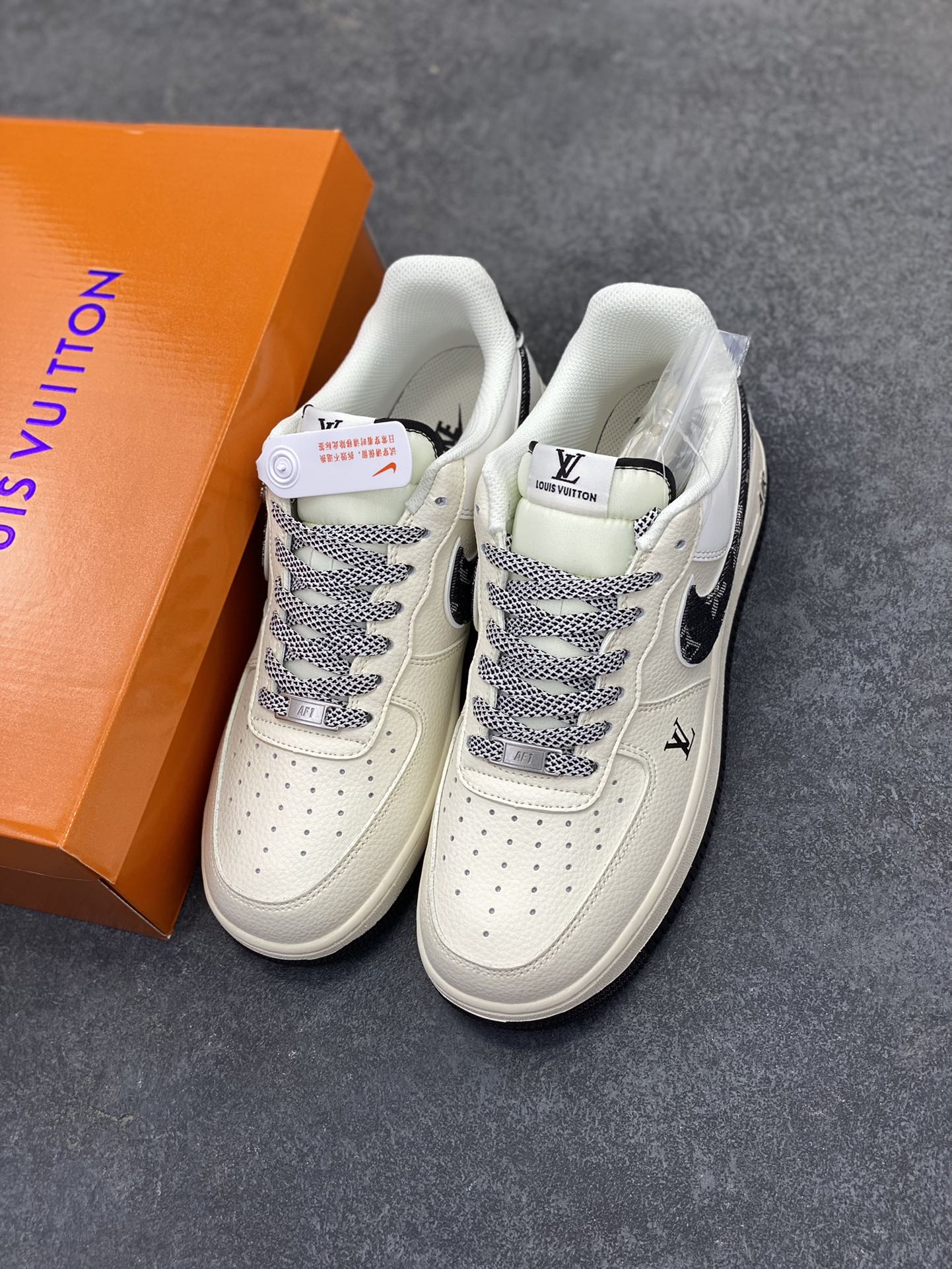 图片[8]-NIke Air Force 1 \’07 Low “LV联名——黑牛仔印花”空军一号 低帮 运动鞋 休闲鞋 折边针车 工艺难度大 原楦头原纸板 原装鞋盒 定制五金配件 内置全掌气垫 原厂鞋底 货号：SM6668-108 尺码：36 36.5 37.5 38 38.5 39 40 40.5 41 42 42.5 43 44 44.5 45-选品中心