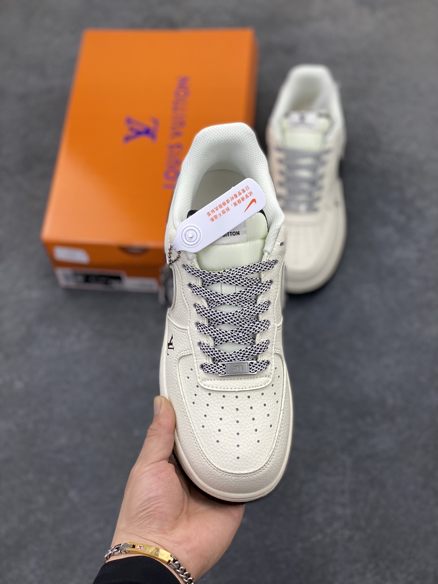 图片[2]-NIke Air Force 1 \’07 Low “LV联名——黑牛仔印花”空军一号 低帮 运动鞋 休闲鞋 折边针车 工艺难度大 原楦头原纸板 原装鞋盒 定制五金配件 内置全掌气垫 原厂鞋底 货号：SM6668-108 尺码：36 36.5 37.5 38 38.5 39 40 40.5 41 42 42.5 43 44 44.5 45-选品中心