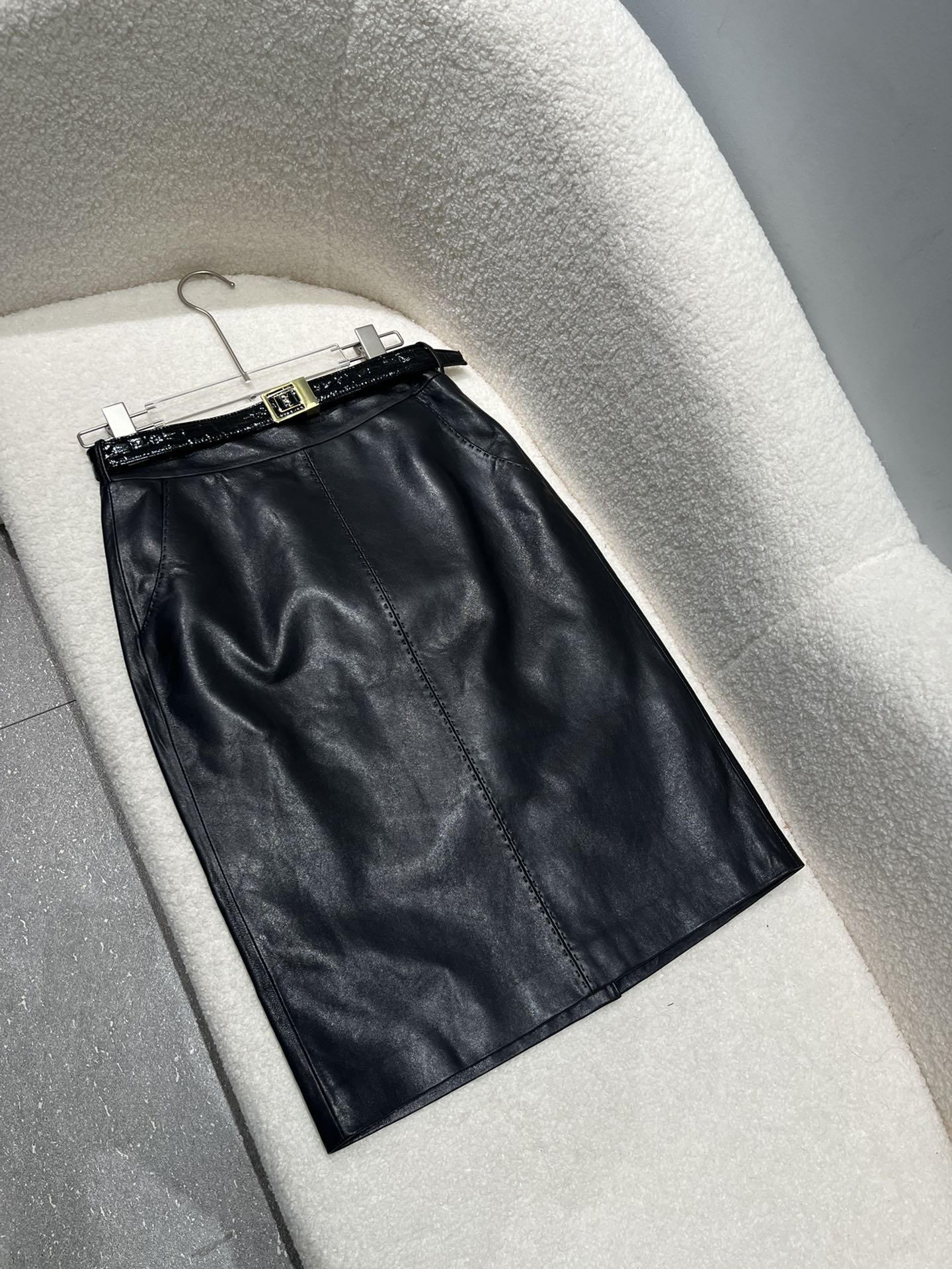 NO:755155,,Saint Laurent vegetable tanned sheepskin skirt, last year it was a front slit, this year it is a back slit design, black size S- Xxl, too small, women's clothing, saint laurent,skirts,sheepskin,19860909,圣罗兰植鞣羊皮裙,去年的是前开叉,今年是后开叉设计 黑色S- Xxl码,偏小,女装,saint laurent,skirts,sheepskin,,Women's clothing