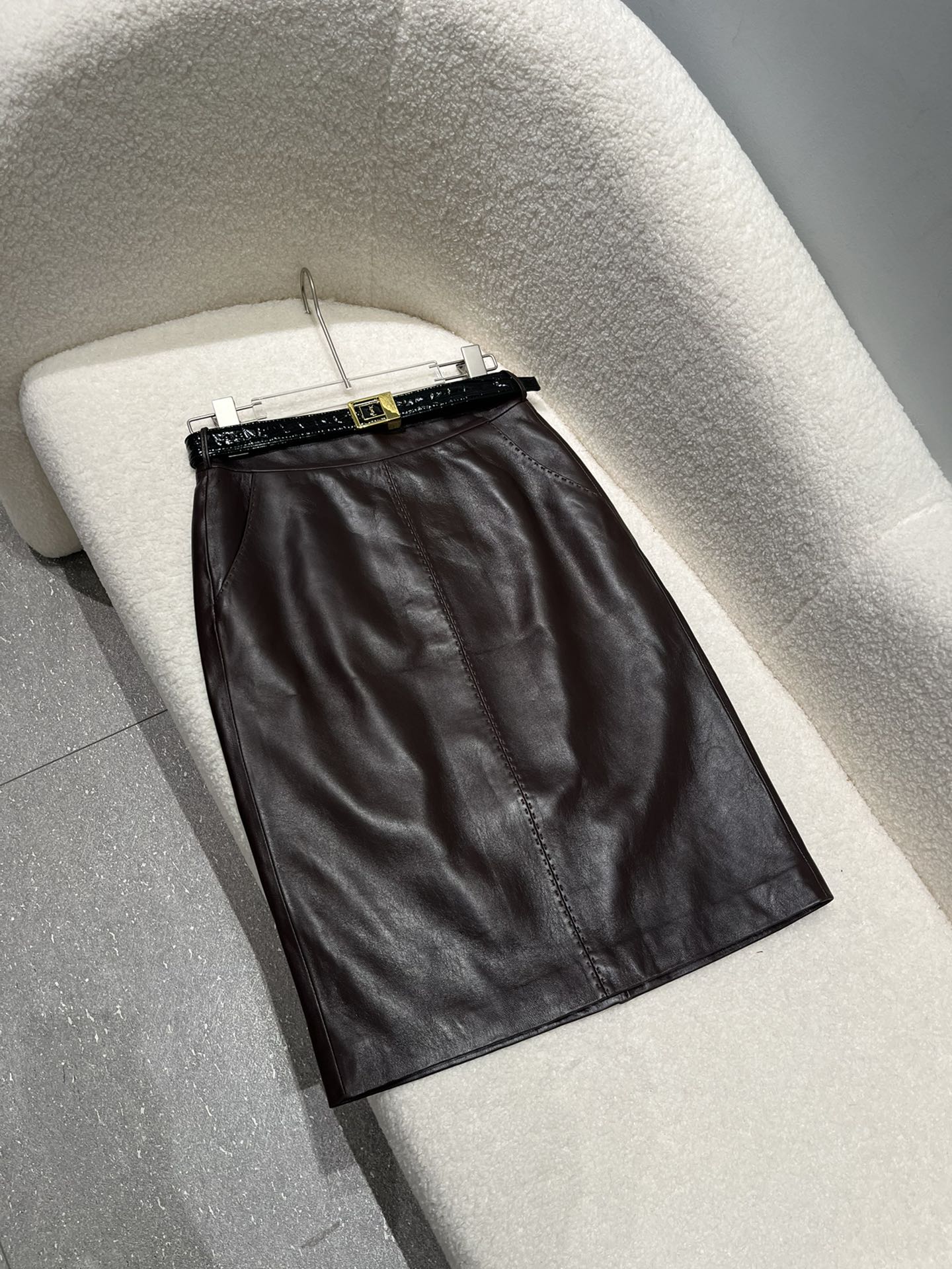 NO:755160,, saint laurent vegetable tanned sheepskin skirt, last year it was a front slit, this year it was a back slit design S- Xxl size, women's clothing, saint laurent, skirts, sheepskin,19860909,圣罗兰植鞣羊皮裙,去年的是前开叉,今年是后开叉设计 S- Xxl码,女装,saint laurent,skirts,sheepskin,,Women's clothing