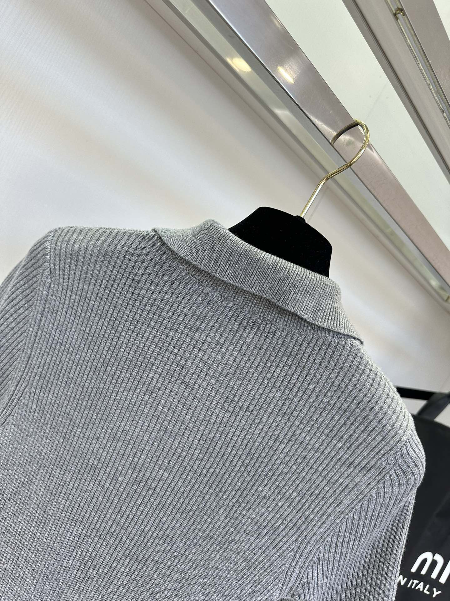 Elegant Gray Knit Short Sleeve Top - Slim Fit & Versatile 9 i1755960776 1943 7