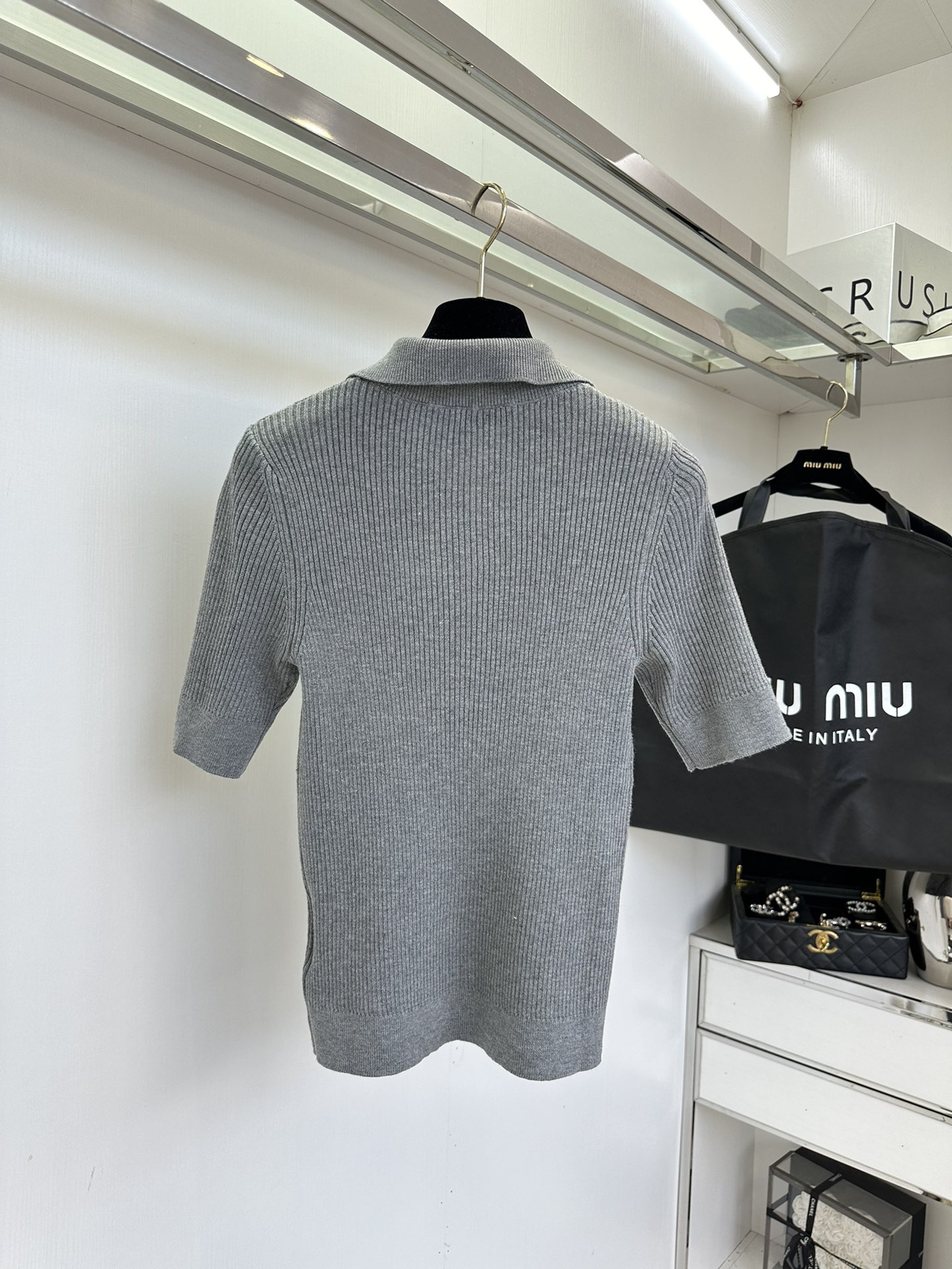 Elegant Gray Knit Short Sleeve Top - Slim Fit & Versatile 3 i1755960776 3498 1