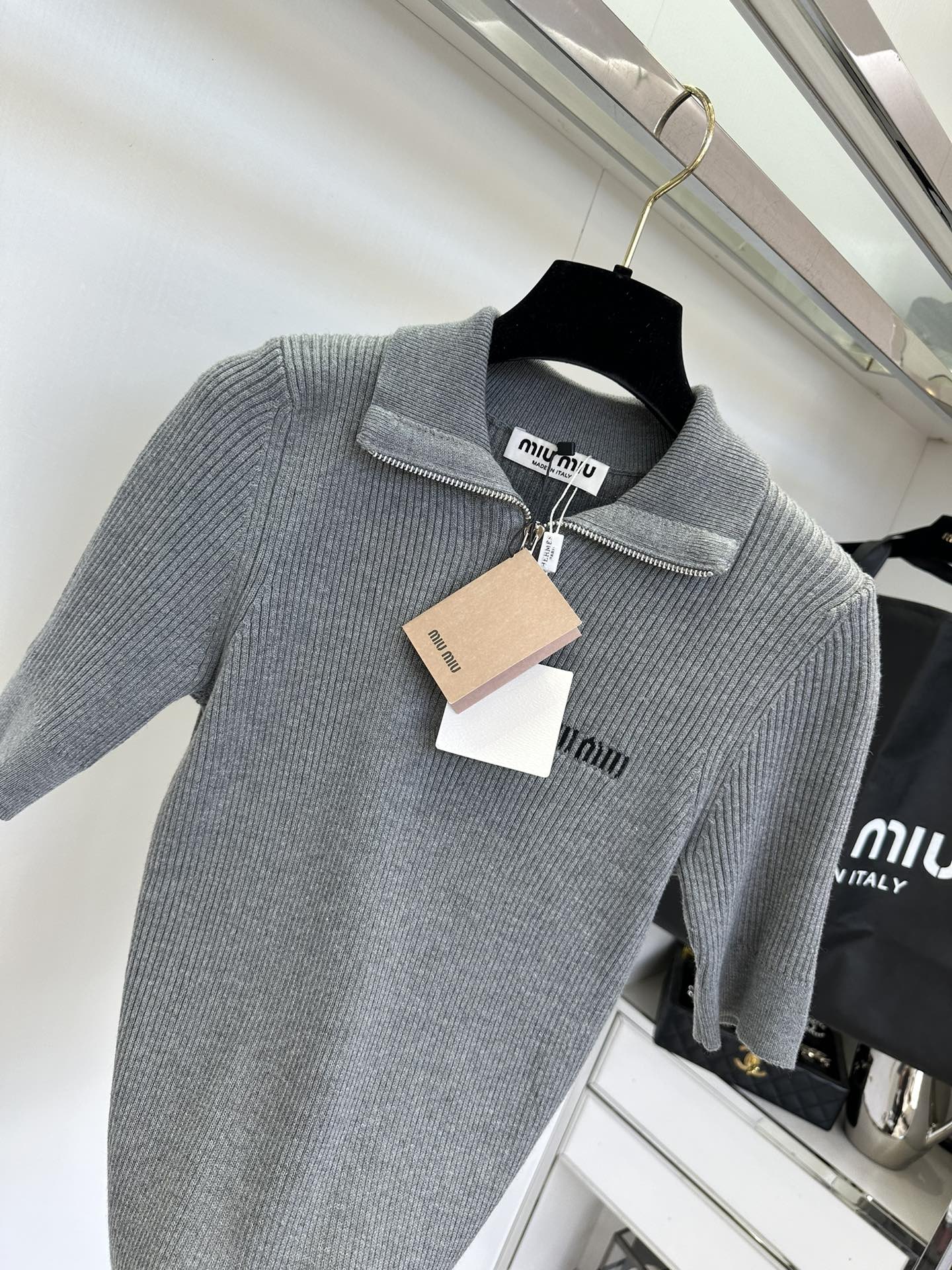 Elegant Gray Knit Short Sleeve Top - Slim Fit & Versatile 6 i1755960776 6146 4