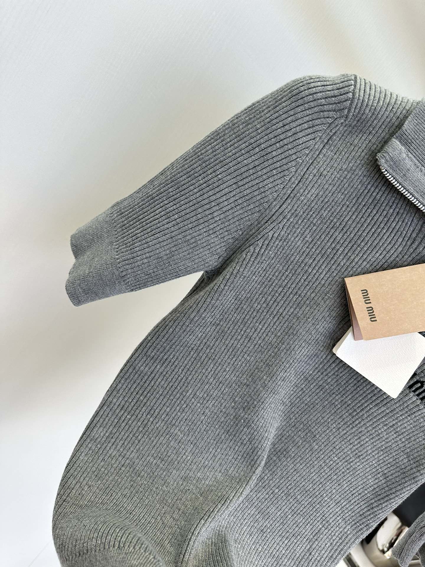 Elegant Gray Knit Short Sleeve Top - Slim Fit & Versatile 5 i1755960776 6405 3