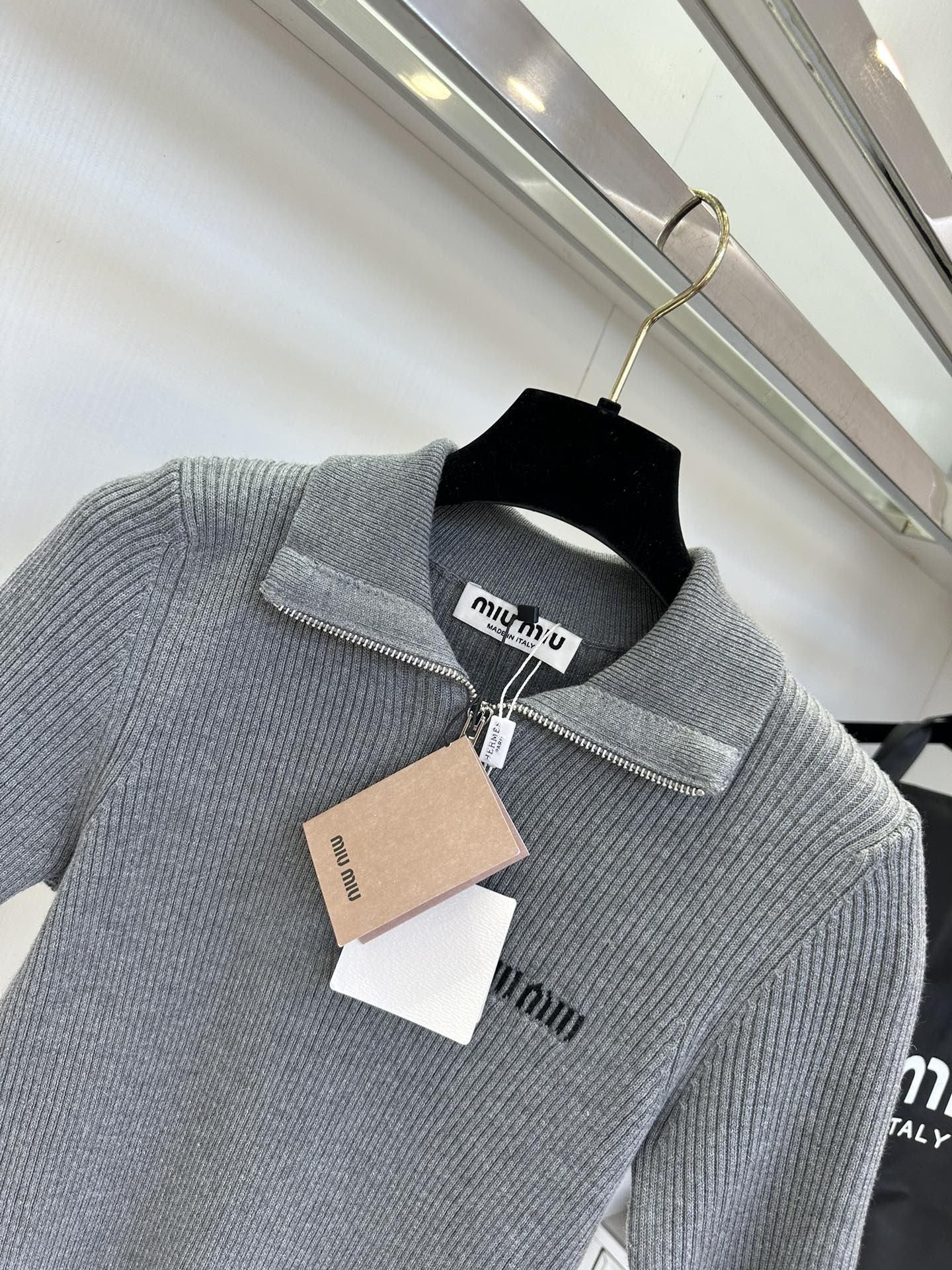 Elegant Gray Knit Short Sleeve Top - Slim Fit & Versatile 8 i1755960776 7212 6