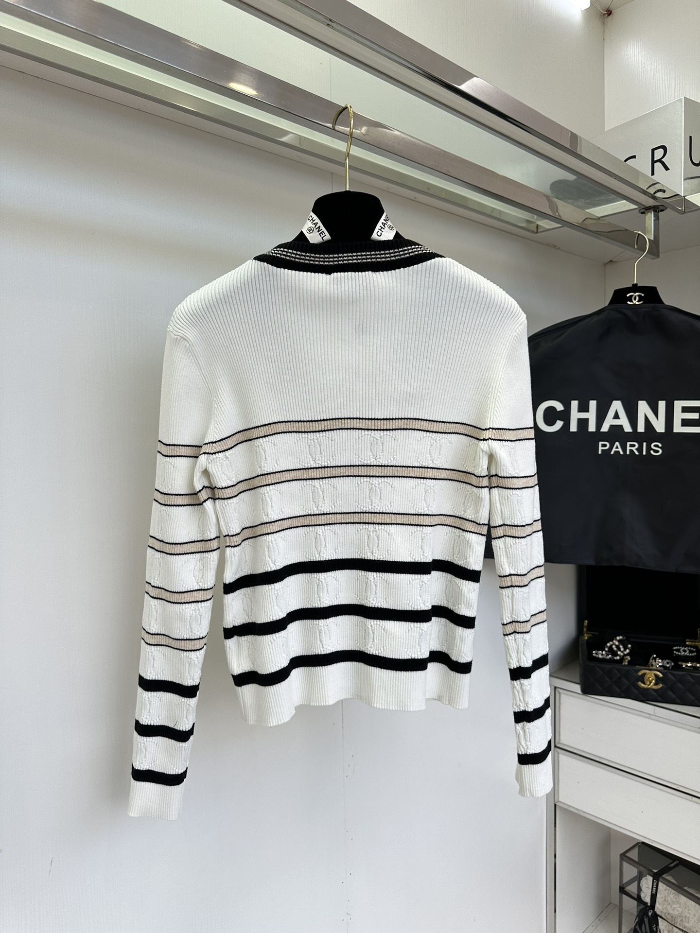 Striped Knit Cardigan with V-Neck - Elegant and Comfortable Fit 3 i1755961816 7434 1