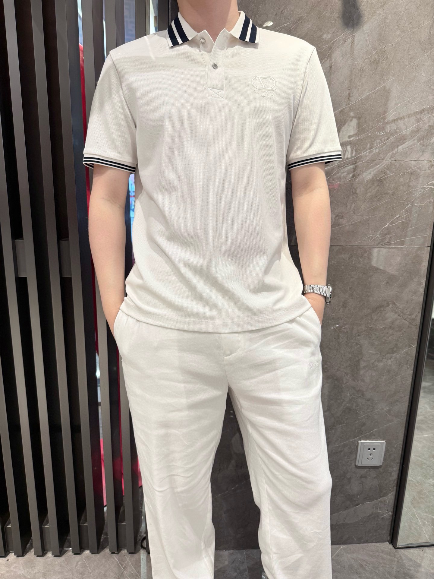 NO:514742,Valentino-2025 latest polo shipments, hot-selling items in Europe and the United States!  Selected Italian imported brand bead floor cotton fabrics, chest brand logo embroidery with the latest design, highlighting fashion!  Number of codes 48-56 (model 180/wear 50, with Hong Kong Lane Crawford gift box packaging), valentino, alexander wang19860909华伦天奴-2025最新polo出货 欧美热销单品！精选意大利进口品牌珠地棉面料,胸口品牌标志刺绣搭配最新的设计,彰显时尚 ！码数48-56（模特180/穿50,配香港连卡佛礼盒包装）,,valentino,alexander wang,Men's clothing